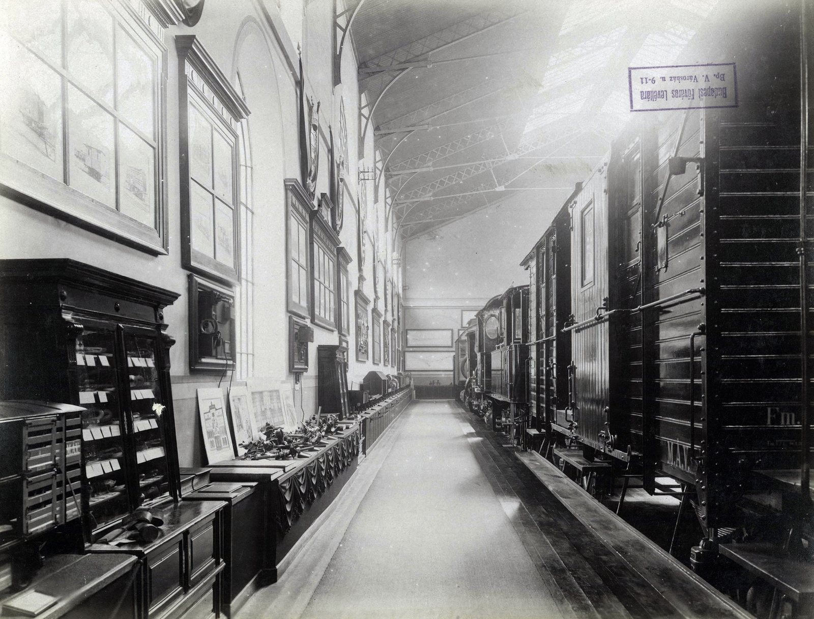 Hungary, Budapest XIV., "Millenniumi kiállítás: Magyar Államvasutak pavilonja vagonokkal (Iparcsarnok). A felvétel 1896-ban készült." A kép forrását kérjük így adja meg: Fortepan / Budapest Főváros Levéltára. Levéltári jelzet: HU.BFL.XV.19.d.1.10.107, 1900, Budapest Főváros Levéltára / Klösz György fényképei, Klösz György, Hungarian Railways, Budapest, Millennium Exhibition, Fortepan #82943