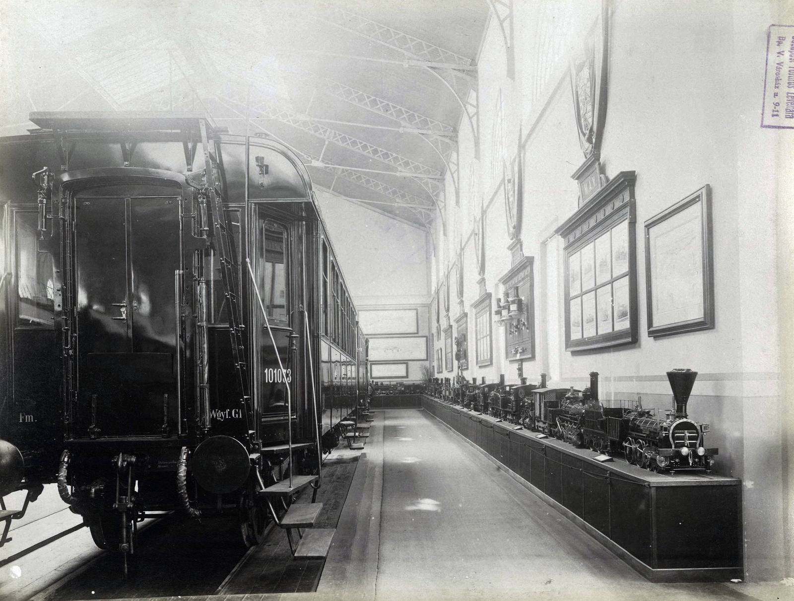 Hungary, Budapest XIV., "Millenniumi kiállítás: Magyar Államvasutak pavilonja vagonokkal (Iparcsarnok). A felvétel 1896-ban készült." A kép forrását kérjük így adja meg: Fortepan / Budapest Főváros Levéltára. Levéltári jelzet: HU.BFL.XV.19.d.1.10.108, 1900, Budapest Főváros Levéltára / Klösz György fényképei, Klösz György, steam locomotive, Hungarian Railways, railway, model, Budapest, Millennium Exhibition, Fortepan #82944