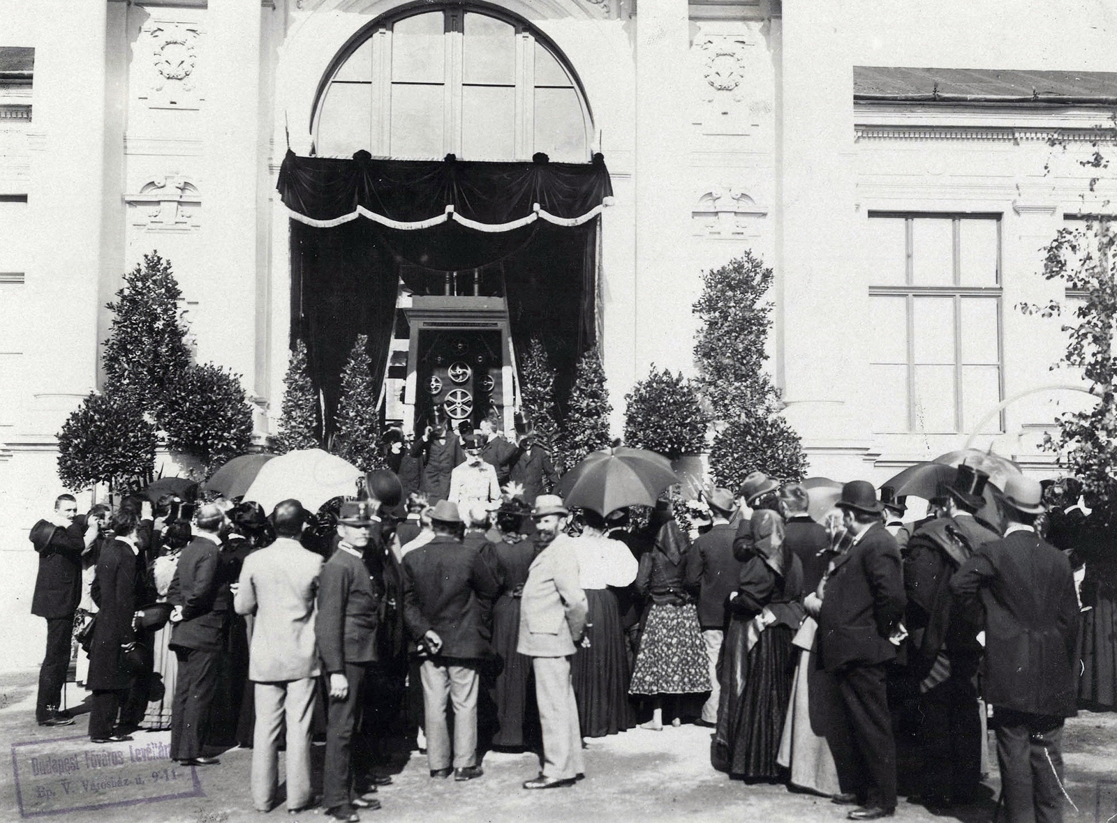 Magyarország, Városliget, Budapest XIV., "Millenniumi kiállítás: Az Óbudai Resica acélöntvényeit bemutató pavilon előtt álló tömeg. A felvétel 1896-ban készült." A kép forrását kérjük így adja meg: Fortepan / Budapest Főváros Levéltára. Levéltári jelzet: HU.BFL.XV.19.d.1.10.133, 1900, Budapest Főváros Levéltára / Klösz György fényképei, Klösz György, Budapest, Ezredéves Országos Kiállítás, Fortepan #82967