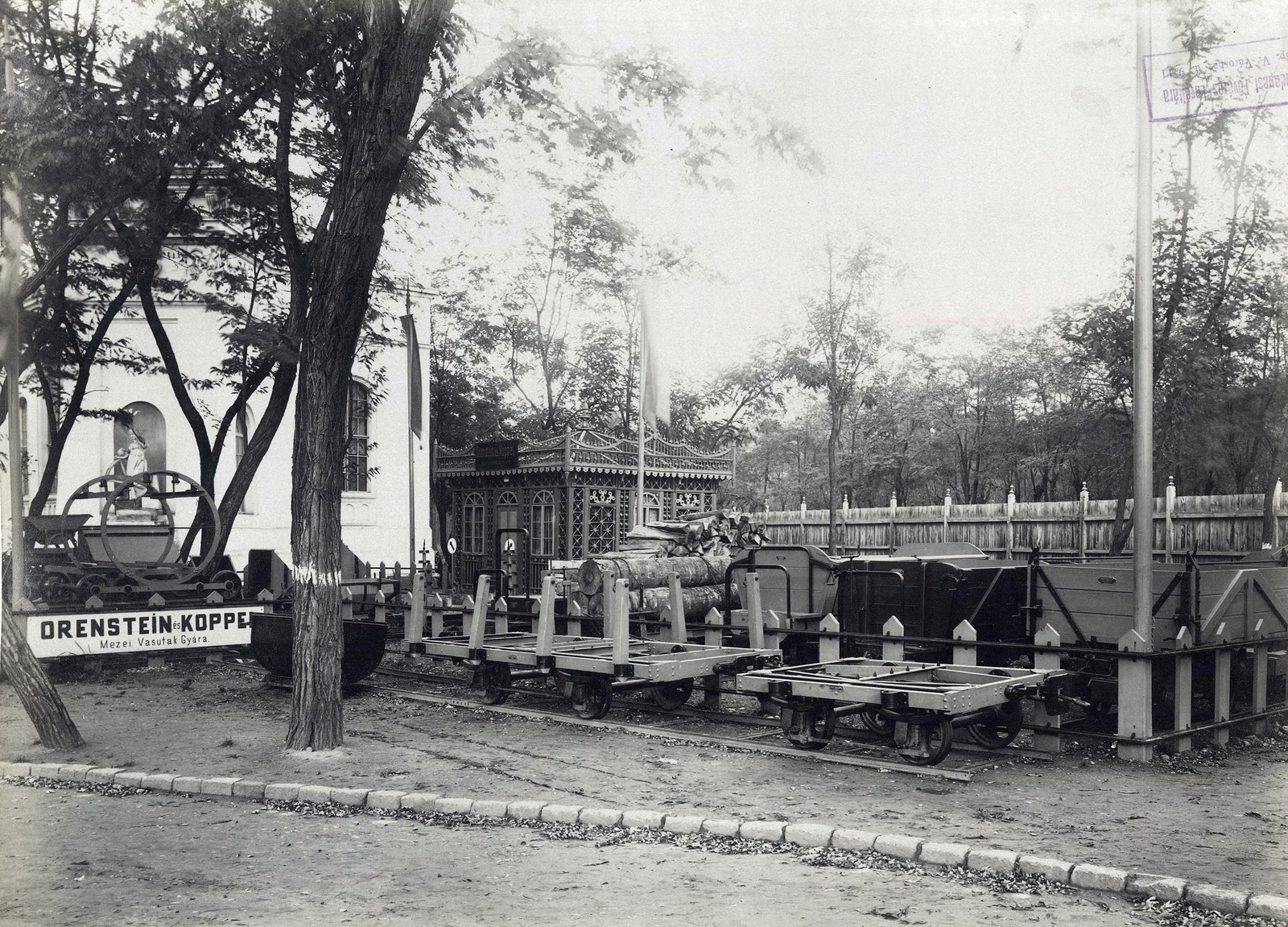 Magyarország, Városliget, Budapest XIV., "Millenniumi kiállítás: Orenstein és Koppel Mezei Vasútak Gyára kiállítása. A felvétel 1896-ban készült." A kép forrását kérjük így adja meg: Fortepan / Budapest Főváros Levéltára. Levéltári jelzet: HU.BFL.XV.19.d.1.10.193, 1900, Budapest Főváros Levéltára / Klösz György fényképei, Klösz György, vasút, Budapest, Ezredéves Országos Kiállítás, Fortepan #83027