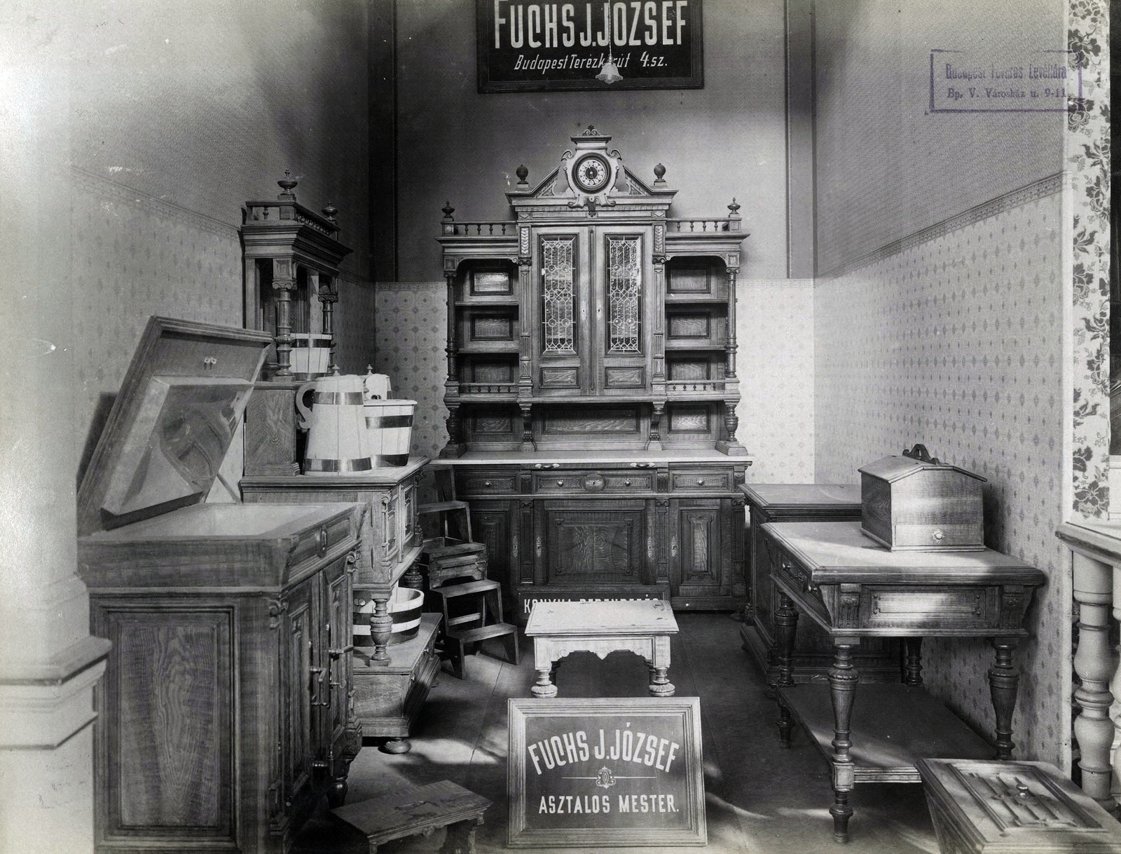 Magyarország, Városliget, Budapest XIV., "Millenniumi kiállítás: Fuchs József asztalosmester kiállítóhelye. A felvétel 1896-ban készült." A kép forrását kérjük így adja meg: Fortepan / Budapest Főváros Levéltára. Levéltári jelzet: HU.BFL.XV.19.d.1.10.201, 1900, Budapest Főváros Levéltára / Klösz György fényképei, Klösz György, kézműipar, sámli, szekrény, asztalos, komód, Budapest, Ezredéves Országos Kiállítás, Fortepan #83035