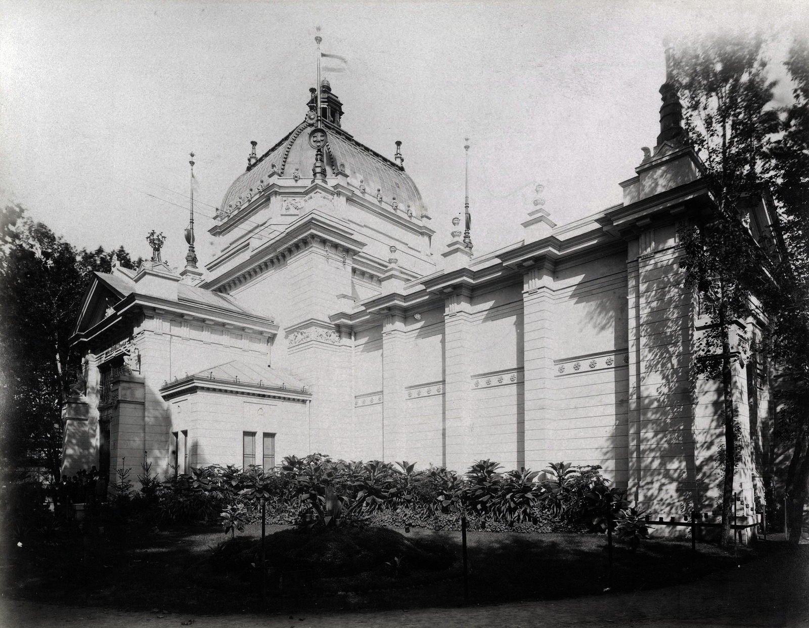 Hungary, Budapest XIV., "Millenniumi kiállítás: Horvát műcsarnok (kiállítóterem) külső fotója. A felvétel 1896-ban készült." A kép forrását kérjük így adja meg: Fortepan / Budapest Főváros Levéltára. Levéltári jelzet: HU.BFL.XV.19.d.1.10.223, 1900, Budapest Főváros Levéltára / Klösz György fényképei, Klösz György, Budapest, Millennium Exhibition, Fortepan #83057
