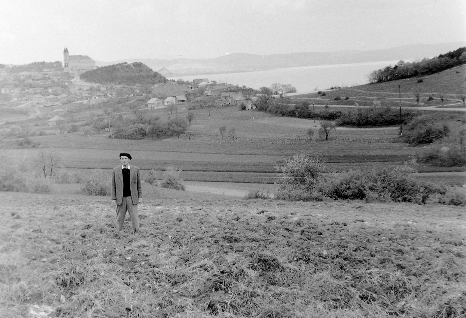 Hungary,Lake Balaton, Tihany, háttérben a Bencés Apátság., 1960, Fortepan, portrait, church, lake, picture, beret, Baroque-style, monastery, Benedictines, Márton Wittwer-design, Fortepan #8306