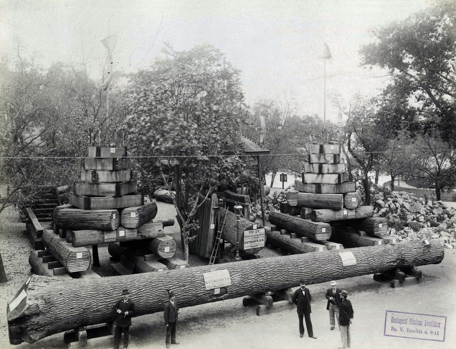 Hungary, Budapest XIV., "Millenniumi kiállítás: S. H. Gutmann-féle tölgyfából készült áruk Szlavóniából. A felvétel 1896-ban készült." A kép forrását kérjük így adja meg: Fortepan / Budapest Főváros Levéltára. Levéltári jelzet: HU.BFL.XV.19.d.1.10.239, 1900, Budapest Főváros Levéltára / Klösz György fényképei, Klösz György, Budapest, Millennium Exhibition, trunk, Best of, Fortepan #83073