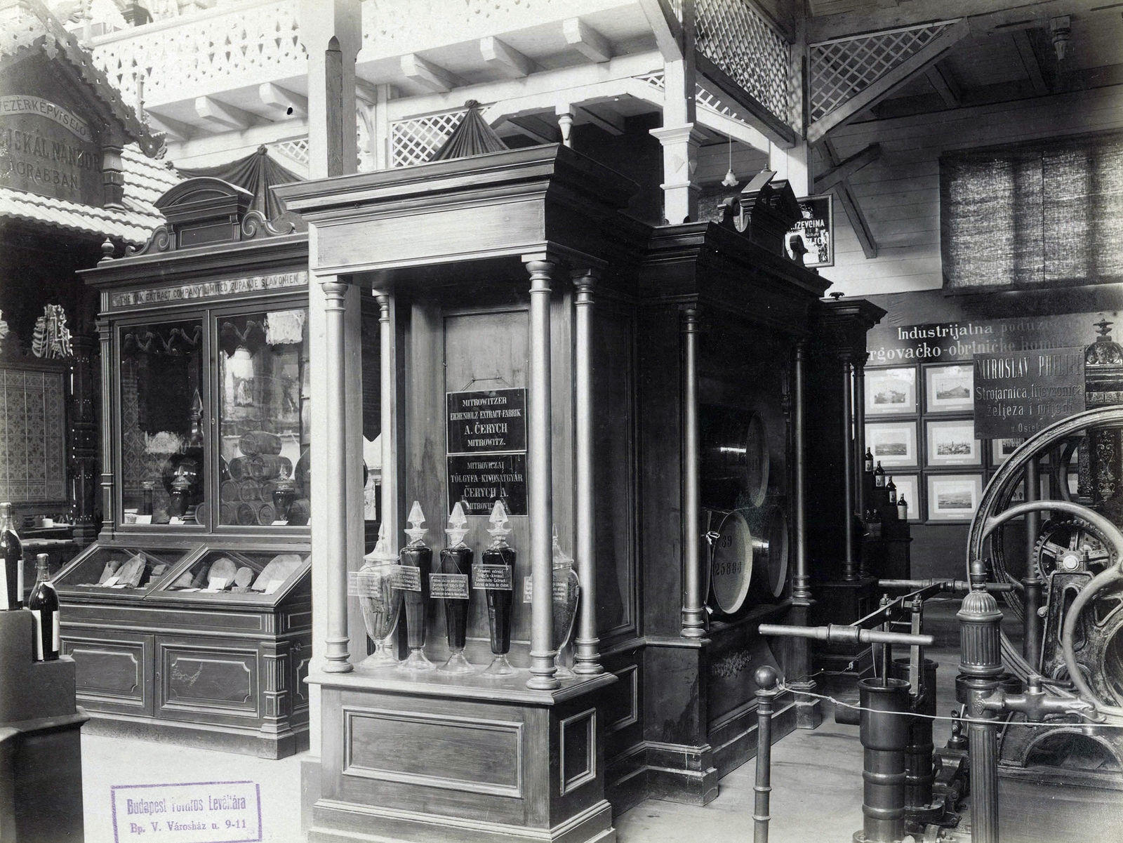 Hungary, Budapest XIV., Millenniumi kiállítás: Horvát Iparcsarnok, Mitrovicai Tölgyfa-kivonatgyár. A felvétel 1896-ban készült. A kép forrását kérjük így adja meg: Fortepan / Budapest Főváros Levéltára. Levéltári jelzet: HU.BFL.XV.19.d.1.10.246, 1900, Budapest Főváros Levéltára / Klösz György fényképei, Klösz György, Budapest, Millennium Exhibition, Fortepan #83080