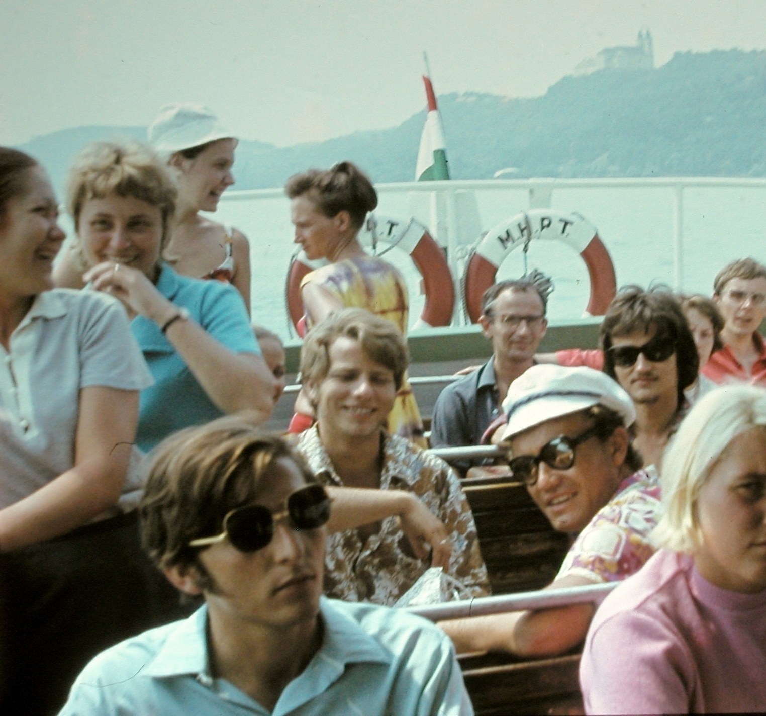 Hungary,Lake Balaton, a felvétel egy hajó fedélzetén készült, háttérben a Tihanyi-félsziget, fenn a Bencés Apátság., 1970, Fortepan, ship, colorful, excursion, summer, shades, lifebelt, Fortepan #8311