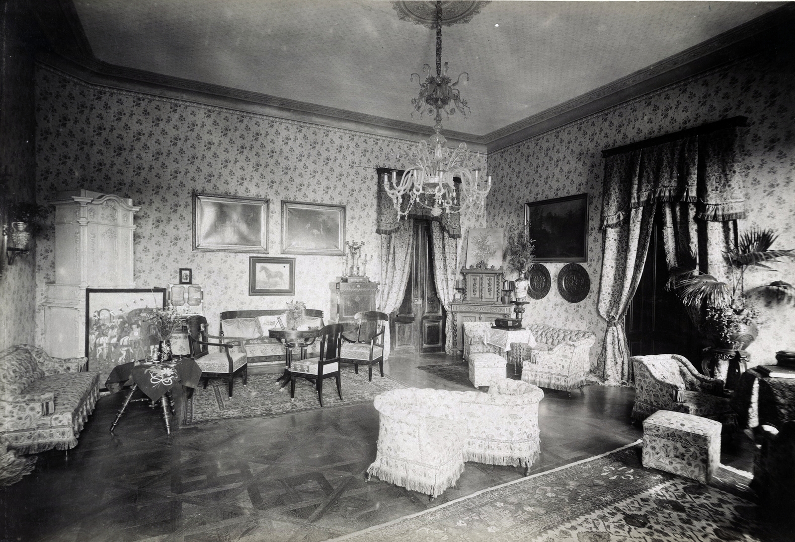 Croatia, Cabuna, gróf Jankovich Aladár kastélyának szalonja. A felvétel 1895-1899 között készült. A kép forrását kérjük így adja meg: Fortepan / Budapest Főváros Levéltára. Levéltári jelzet: HU.BFL.XV.19.d.1.11.034, 1900, Budapest Főváros Levéltára / Klösz György fényképei, Klösz György, interior, chandelier, drapery, tile stove, Fortepan #83126