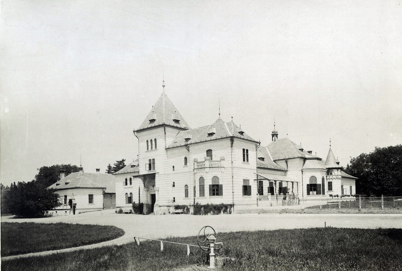 Hungary, Sárosd, az Esterházy-kastély főhomlokzata. A felvétel 1895-1899 között készült. A kép forrását kérjük így adja meg: Fortepan / Budapest Főváros Levéltára. Levéltári jelzet: HU.BFL.XV.19.d.1.11.042, 1900, Budapest Főváros Levéltára / Klösz György fényképei, Klösz György, castle, Fortepan #83134