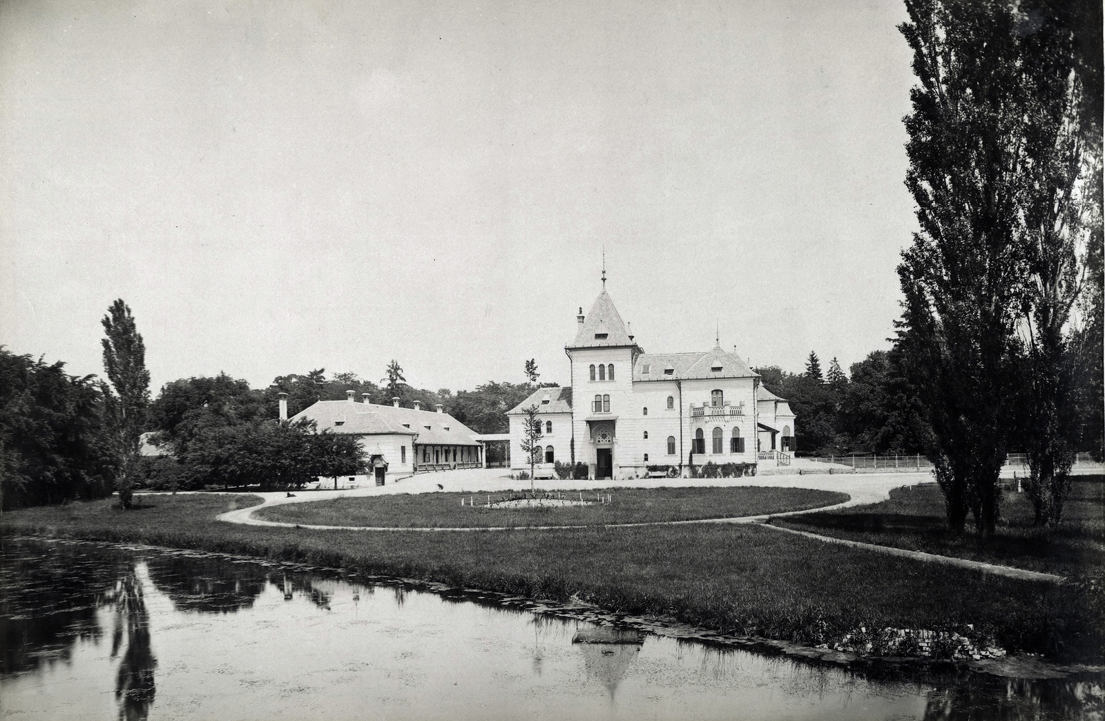Hungary, Sárosd, az Esterházy-kastély és parkja. A felvétel 1895-1899 között készült. A kép forrását kérjük így adja meg: Fortepan / Budapest Főváros Levéltára. Levéltári jelzet: HU.BFL.XV.19.d.1.11.043, 1900, Budapest Főváros Levéltára / Klösz György fényképei, Klösz György, castle, Fortepan #83135