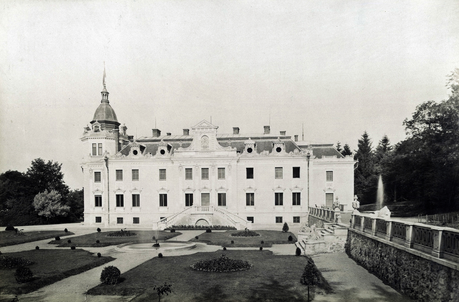 Hungary, Sorokpolány, Sorokújfalu (ekkor önálló, ma a község része), a Szapáry-kastély főhomlokzata. A felvétel 1895-1899 között készült. A kép forrását kérjük így adja meg: Fortepan / Budapest Főváros Levéltára. Levéltári jelzet: HU.BFL.XV.19.d.1.11.053, 1900, Budapest Főváros Levéltára / Klösz György fényképei, Klösz György, castle, Fortepan #83145