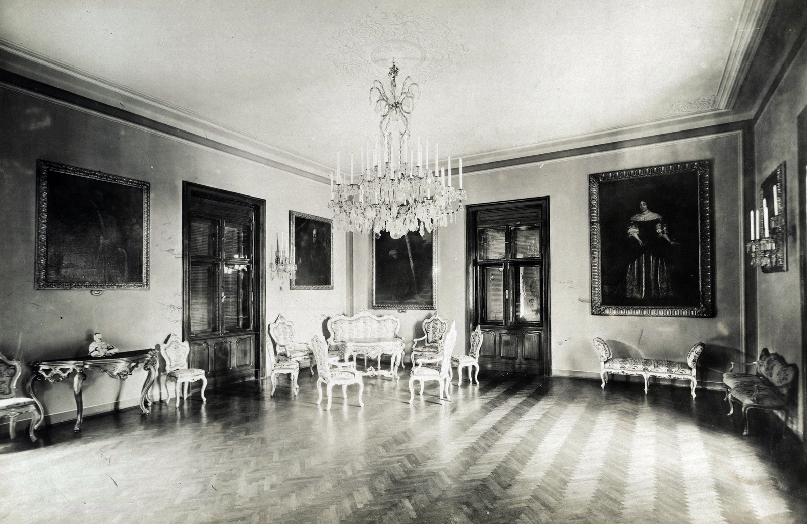 Hungary, Sorokpolány, Sorokújfalu (ekkor önálló, ma a község része), a Szapáry-kastély táncterme. A felvétel 1895-1899 között készült. A kép forrását kérjük így adja meg: Fortepan / Budapest Főváros Levéltára. Levéltári jelzet: HU.BFL.XV.19.d.1.11.054, 1900, Budapest Főváros Levéltára / Klösz György fényképei, Klösz György, interior, painting, Fortepan #83146