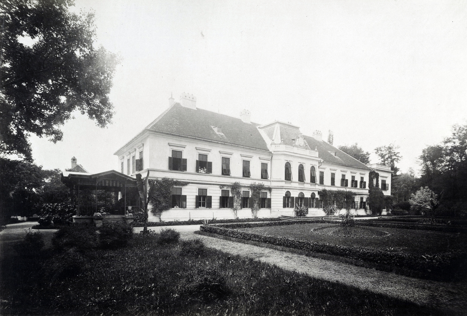 Magyarország, Somogyvár, a Széchenyi-kastély elölnézete. A felvétel 1895-1899 között készült. A kép forrását kérjük így adja meg: Fortepan / Budapest Főváros Levéltára. Levéltári jelzet: HU.BFL.XV.19.d.1.11.058, 1900, Budapest Főváros Levéltára / Klösz György fényképei, Klösz György, kastély, Fortepan #83150