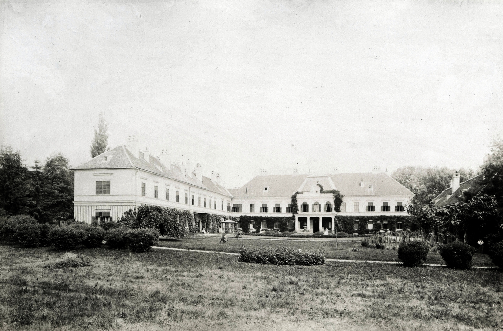 Hungary, Somogyvár, Széchenyi-kastély az udvar felől nézve. A felvétel 1895-1899 között készült. A kép forrását kérjük így adja meg: Fortepan / Budapest Főváros Levéltára. Levéltári jelzet: HU.BFL.XV.19.d.1.11.059, 1900, Budapest Főváros Levéltára / Klösz György fényképei, Klösz György, castle, Fortepan #83151