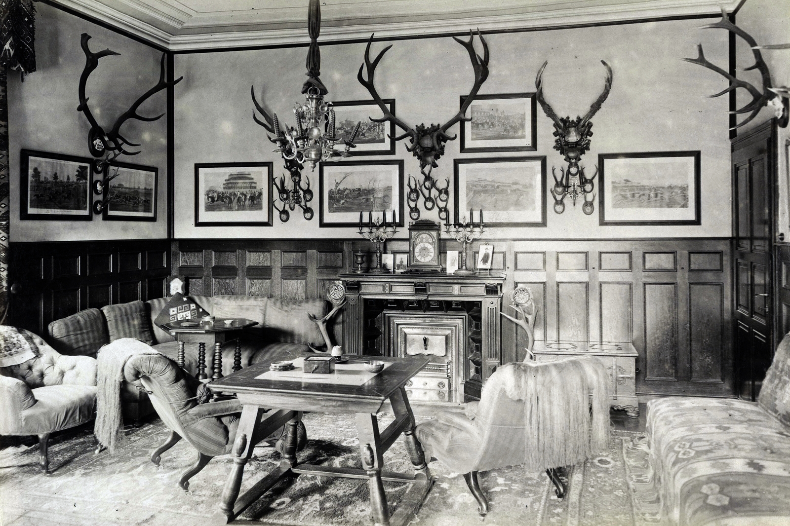 Hungary, Mór, a Hochburg-Luzsénszky-Trauttenberg-kastély (ún. Láncos-kastély) dohányzószobája. A felvétel 1895-1899 között készült. A kép forrását kérjük így adja meg: Fortepan / Budapest Főváros Levéltára. Levéltári jelzet: HU.BFL.XV.19.d.1.11.084, 1900, Budapest Főváros Levéltára / Klösz György fényképei, Klösz György, photo in a frame, trophy, Fortepan #83176