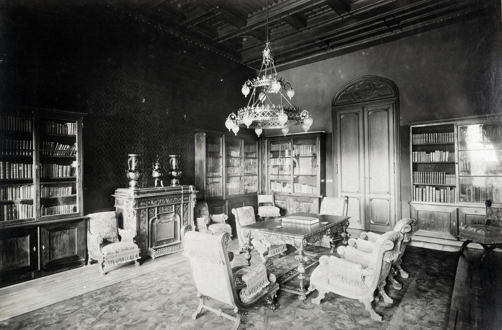 Hungary, Martonvásár, a Brunszvik- (ekkor Dréher-) kastély könyvtára. A felvétel 1898 körül készült. A kép forrását kérjük így adja meg: Fortepan / Budapest Főváros Levéltára. Levéltári jelzet: HU.BFL.XV.19.d.1.11.089, 1900, Budapest Főváros Levéltára / Klösz György fényképei, Klösz György, interior, bookcase, Fortepan #83181