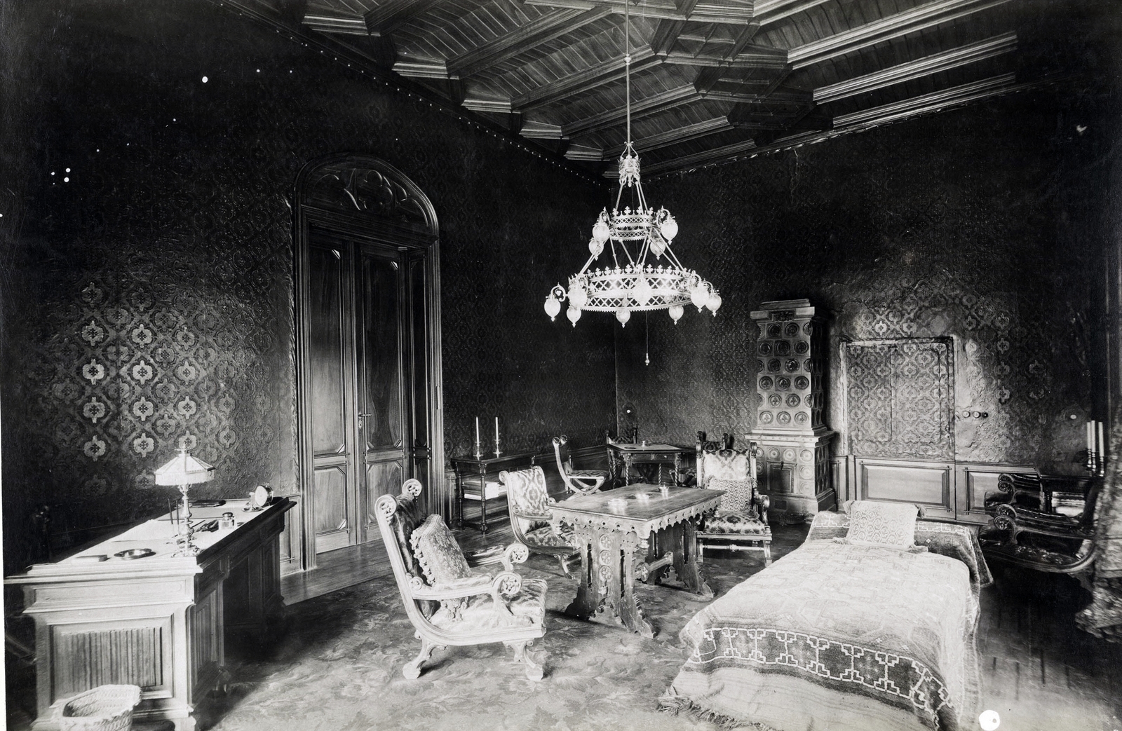 Hungary, Martonvásár, a Brunszvik- (ekkor Dréher-) kastély dolgozószobája. A felvétel 1898 körül készült. A kép forrását kérjük így adja meg: Fortepan / Budapest Főváros Levéltára. Levéltári jelzet: HU.BFL.XV.19.d.1.11.090, 1900, Budapest Főváros Levéltára / Klösz György fényképei, Klösz György, interior, chandelier, Fortepan #83182