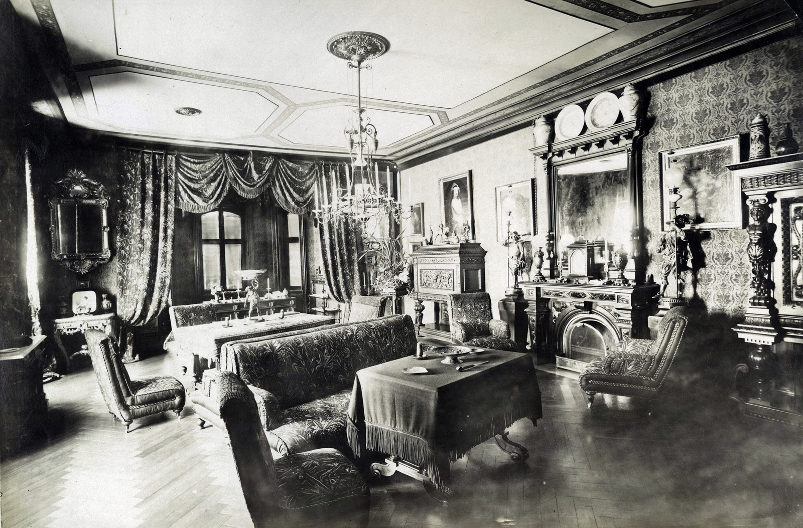 Magyarország, Vácrátót, Vigyázó Sándor gróf kastélyának nagyterme. A felvétel 1895-1899 között készült. A kép forrását kérjük így adja meg: Fortepan / Budapest Főváros Levéltára. Levéltári jelzet: HU.BFL.XV.19.d.1.11.100, 1900, Budapest Főváros Levéltára / Klösz György fényképei, Klösz György, enteriőr, tükör, drapéria, Fortepan #83192