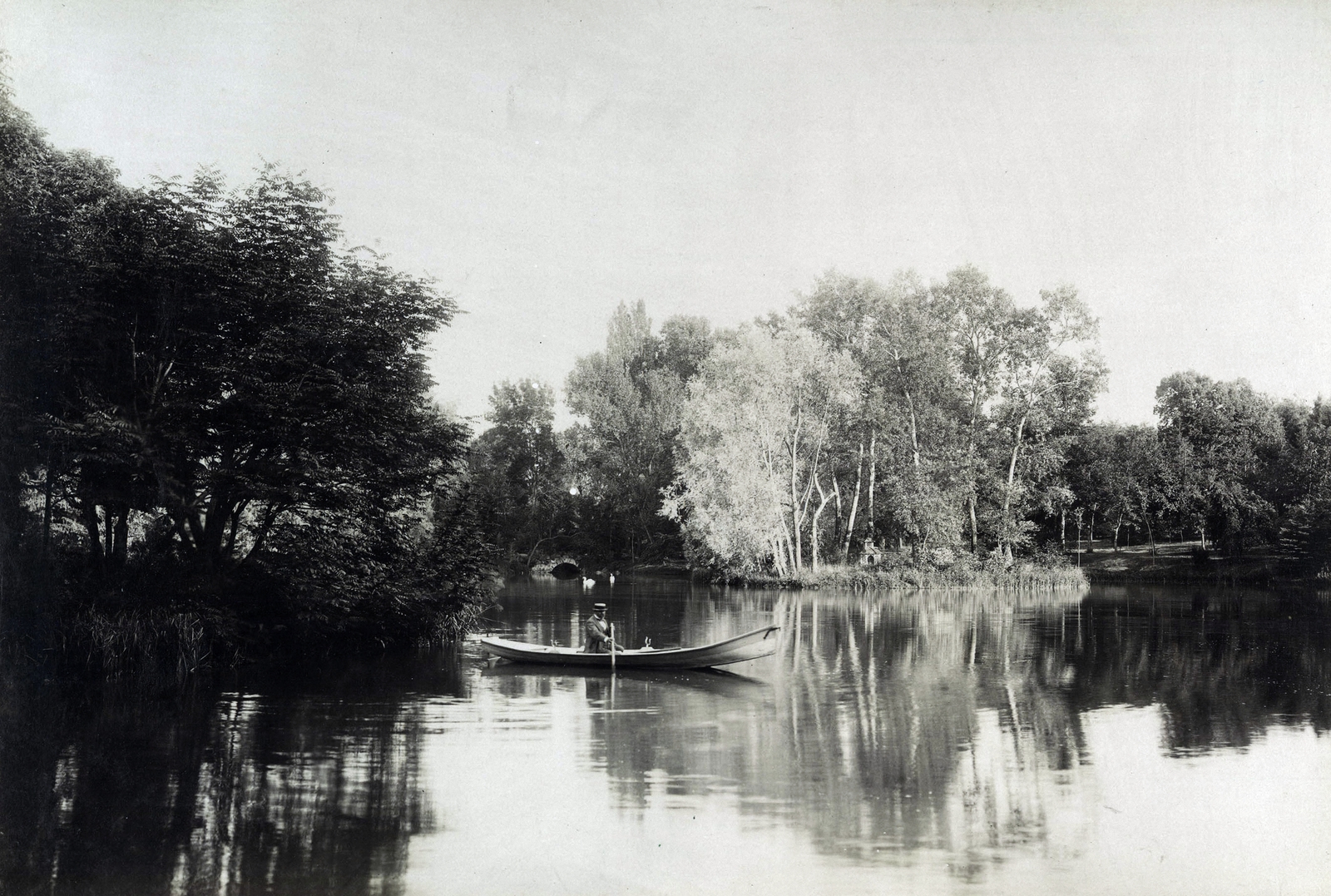 Magyarország, Vácrátót, Vigyázó Sándor gróf kastélyának parkja. A felvétel 1895-1899 között készült. A kép forrását kérjük így adja meg: Fortepan / Budapest Főváros Levéltára. Levéltári jelzet: HU.BFL.XV.19.d.1.11.106, 1900, Budapest Főváros Levéltára / Klösz György fényképei, Klösz György, tó, ladik, Fortepan #83198