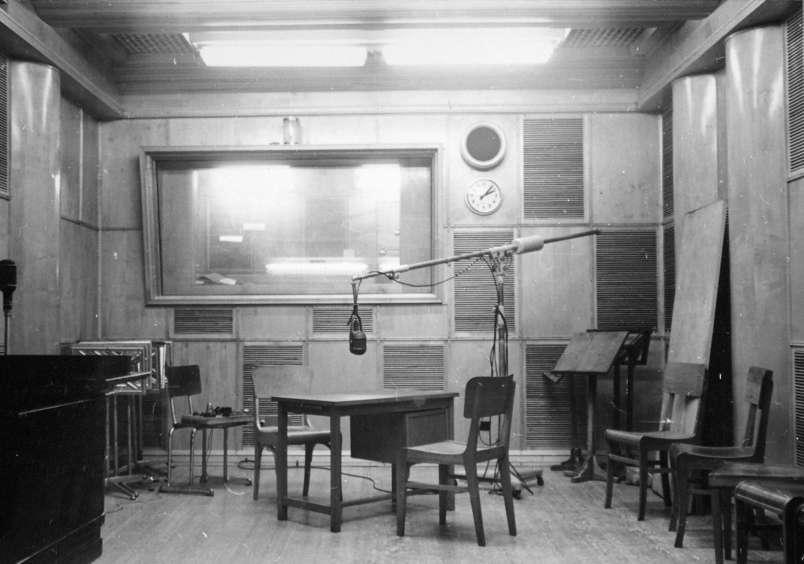 Felolvasó stúdió., 1957, Fortepan, radio, microphone, watch, Fortepan #8321