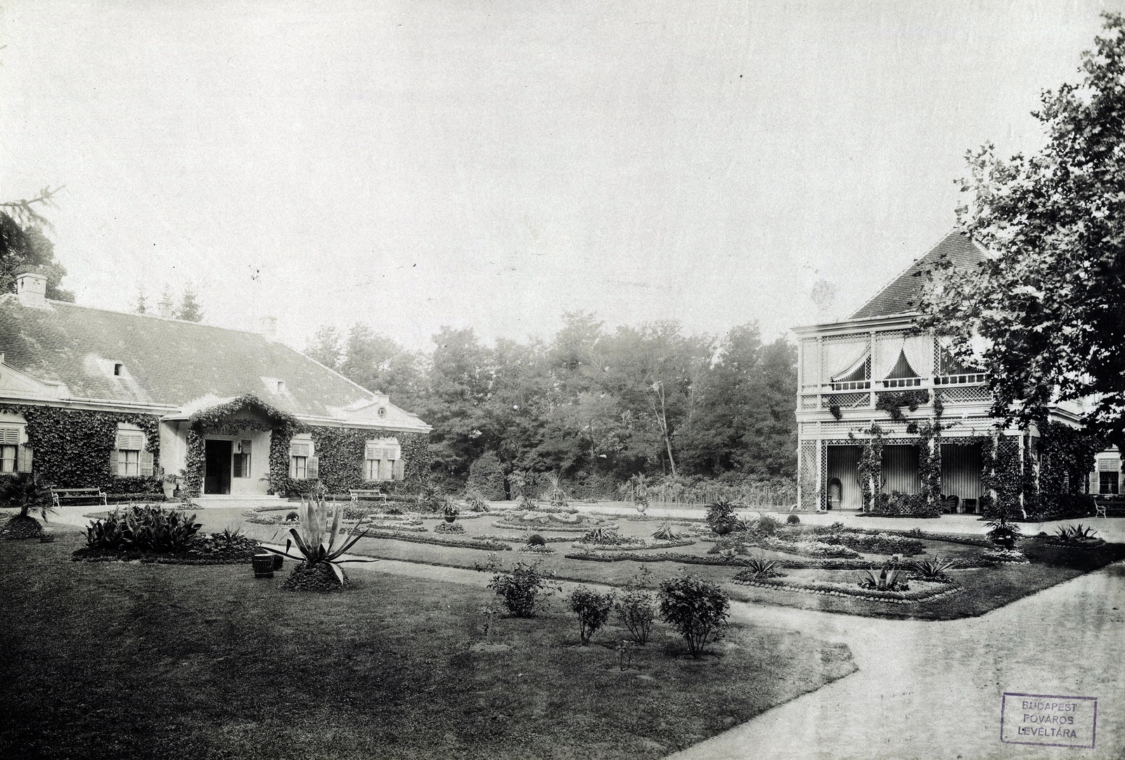Hungary, Berzence, a Festetics-kastély parkja. A felvétel 1895-1899 között készült. A kép forrását kérjük így adja meg: Fortepan / Budapest Főváros Levéltára. Levéltári jelzet: HU.BFL.XV.19.d.1.11.148, 1900, Budapest Főváros Levéltára / Klösz György fényképei, Klösz György, flower bed, Fortepan #83240
