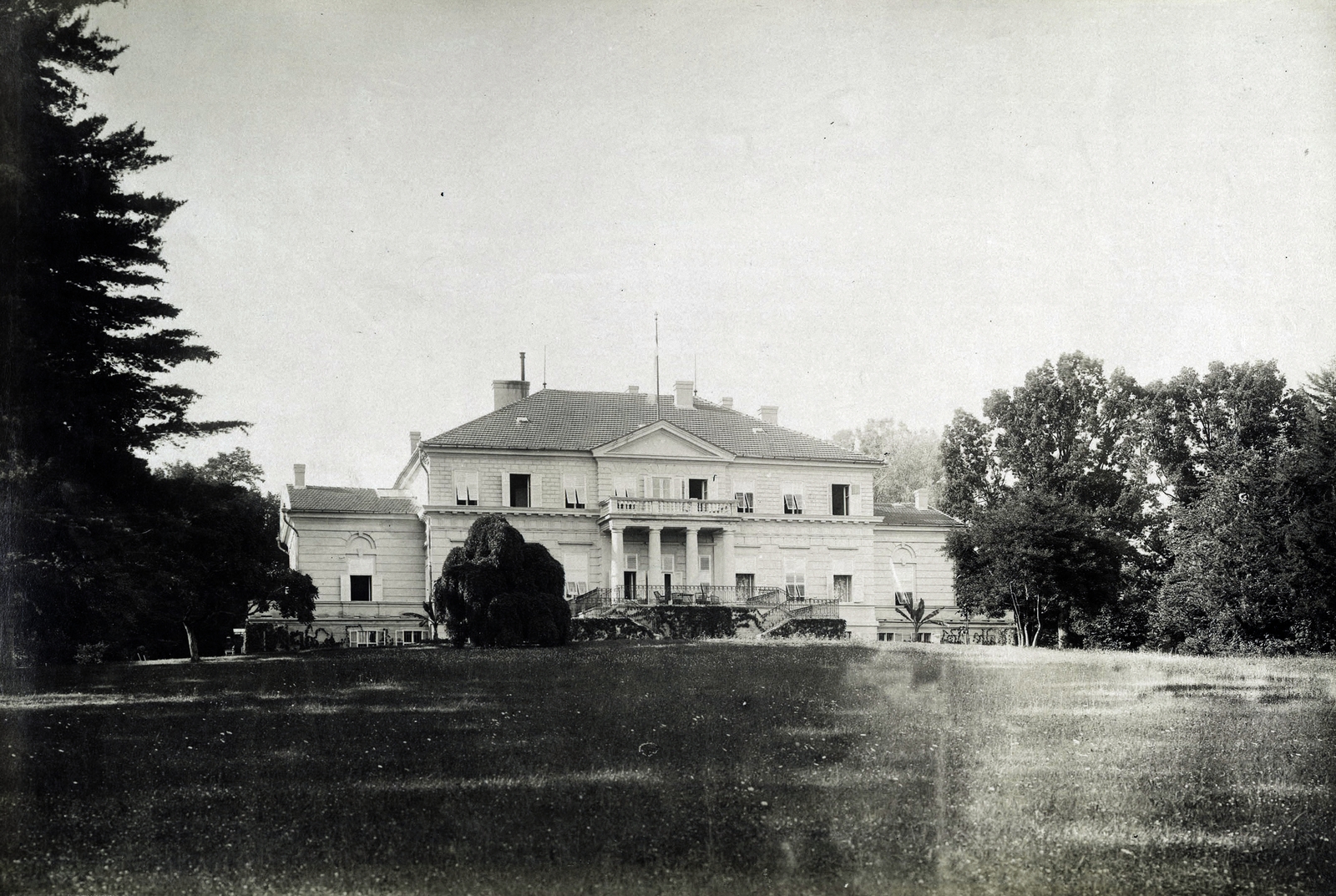 Romania,Transylvania, Săvârșin, gróf Hunyadi Károly kastélyának hátsó nézete. A felvétel 1895-1899 között készült. A kép forrását kérjük így adja meg: Fortepan / Budapest Főváros Levéltára. Levéltári jelzet: HU.BFL.XV.19.d.1.11.151, 1900, Budapest Főváros Levéltára / Klösz György fényképei, Klösz György, mansion, pediment, Fortepan #83243