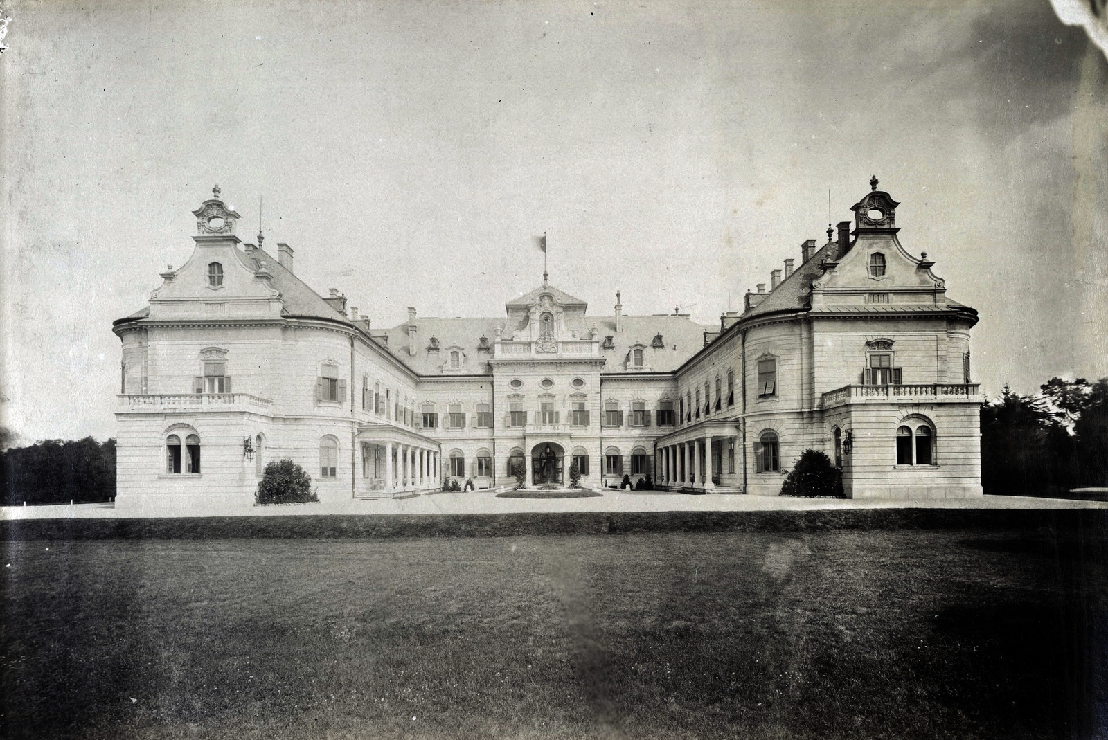 Hungary, Nagymágocs, az 1896-ban épült Károlyi-kastélyegyüttes elölnézete. A felvétel 1900 körül készült. A kép forrását kérjük így adja meg: Fortepan / Budapest Főváros Levéltára. Levéltári jelzet: HU.BFL.XV.19.d.1.11.161, 1900, Budapest Főváros Levéltára / Klösz György fényképei, Klösz György, castle, Fortepan #83253