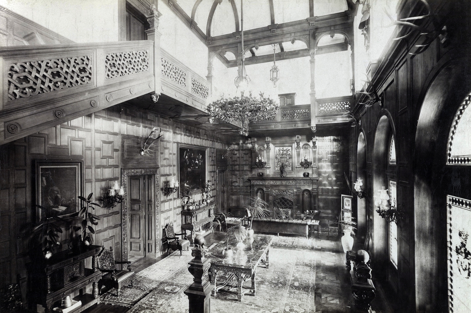 Hungary, Nagymágocs, az 1896-ban épült Károlyi-kastélyegyüttes, lépcsőház (I.). A felvétel 1900 körül készült. A kép forrását kérjük így adja meg: Fortepan / Budapest Főváros Levéltára. Levéltári jelzet: HU.BFL.XV.19.d.1.11.162, 1900, Budapest Főváros Levéltára / Klösz György fényképei, Klösz György, wood panelling, interior, painting, trophy, stairs, Fortepan #83254