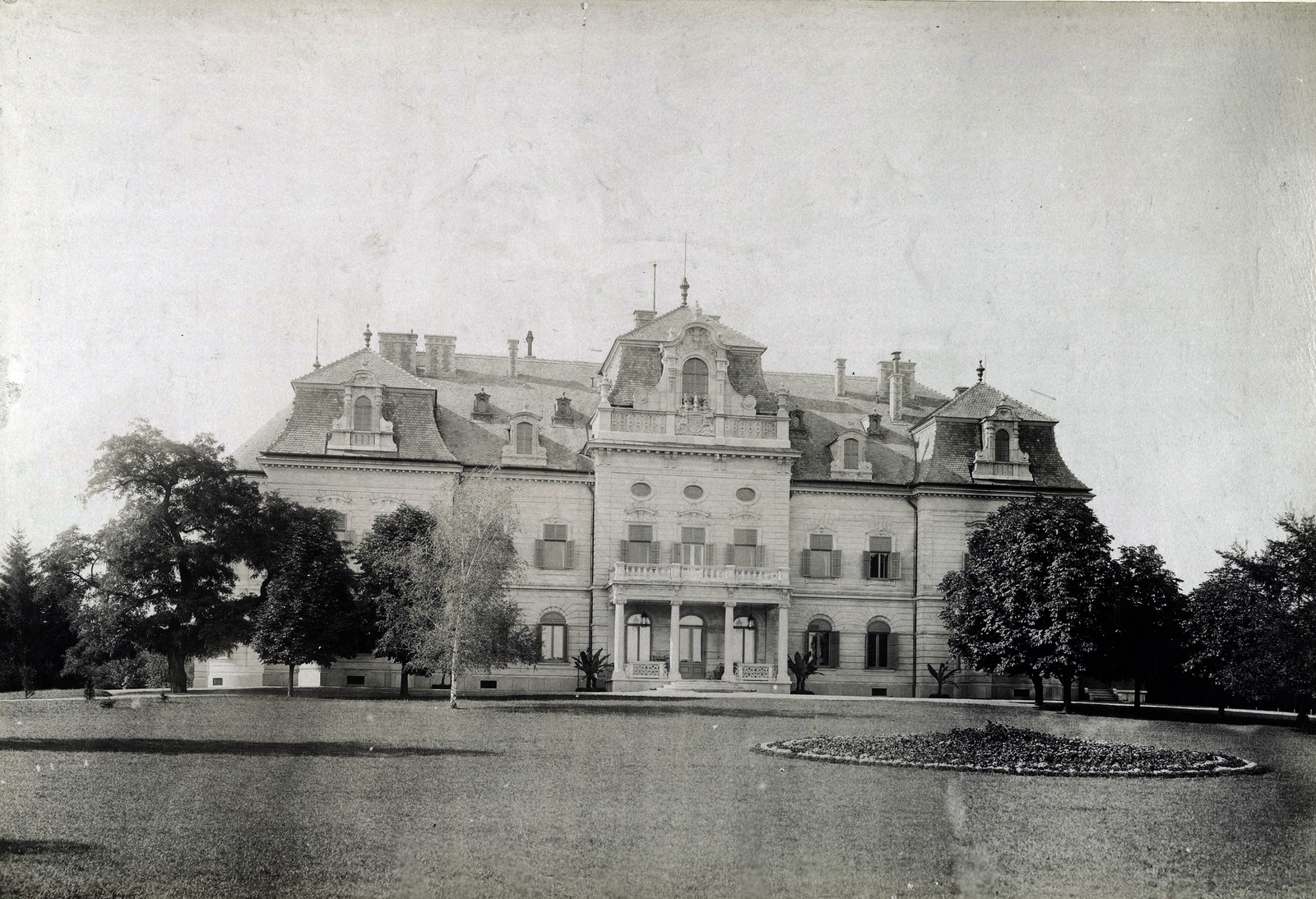 Hungary, Nagymágocs, az 1896-ban épült Károlyi-kastélyegyüttes elölnézete. A felvétel 1900 körül készült. A kép forrását kérjük így adja meg: Fortepan / Budapest Főváros Levéltára. Levéltári jelzet: HU.BFL.XV.19.d.1.11.168, 1900, Budapest Főváros Levéltára / Klösz György fényképei, Klösz György, castle, Fortepan #83260