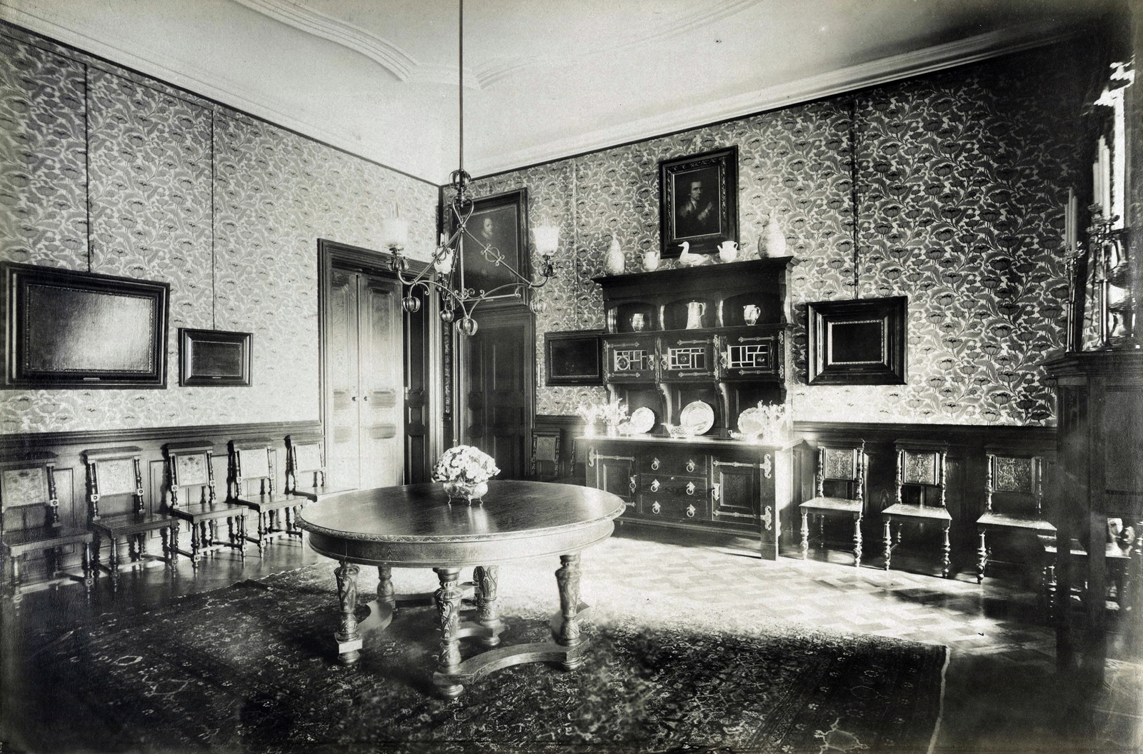 Hungary, Nagymágocs, az 1896-ban épült Károlyi-kastélyegyüttes, ebédlő. A felvétel 1900 körül készült. A kép forrását kérjük így adja meg: Fortepan / Budapest Főváros Levéltára. Levéltári jelzet: HU.BFL.XV.19.d.1.11.171, 1900, Budapest Főváros Levéltára / Klösz György fényképei, Klösz György, interior, painting, serving cupboard, Fortepan #83263