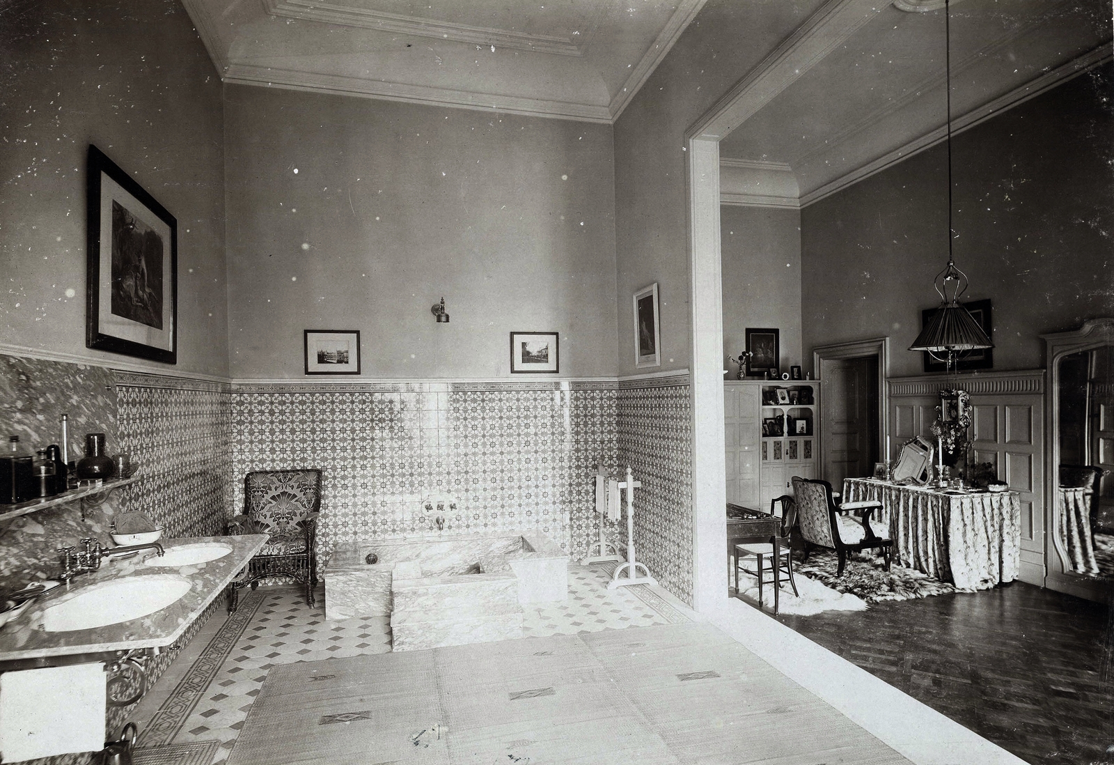 Magyarország, Nagymágocs, az 1896-ban épült Károlyi-kastélyegyüttes, fürdőszoba. A felvétel 1900 körül készült. A kép forrását kérjük így adja meg: Fortepan / Budapest Főváros Levéltára. Levéltári jelzet: HU.BFL.XV.19.d.1.11.172, 1900, Budapest Főváros Levéltára / Klösz György fényképei, Klösz György, fürdőszoba, Best of, Fortepan #83264