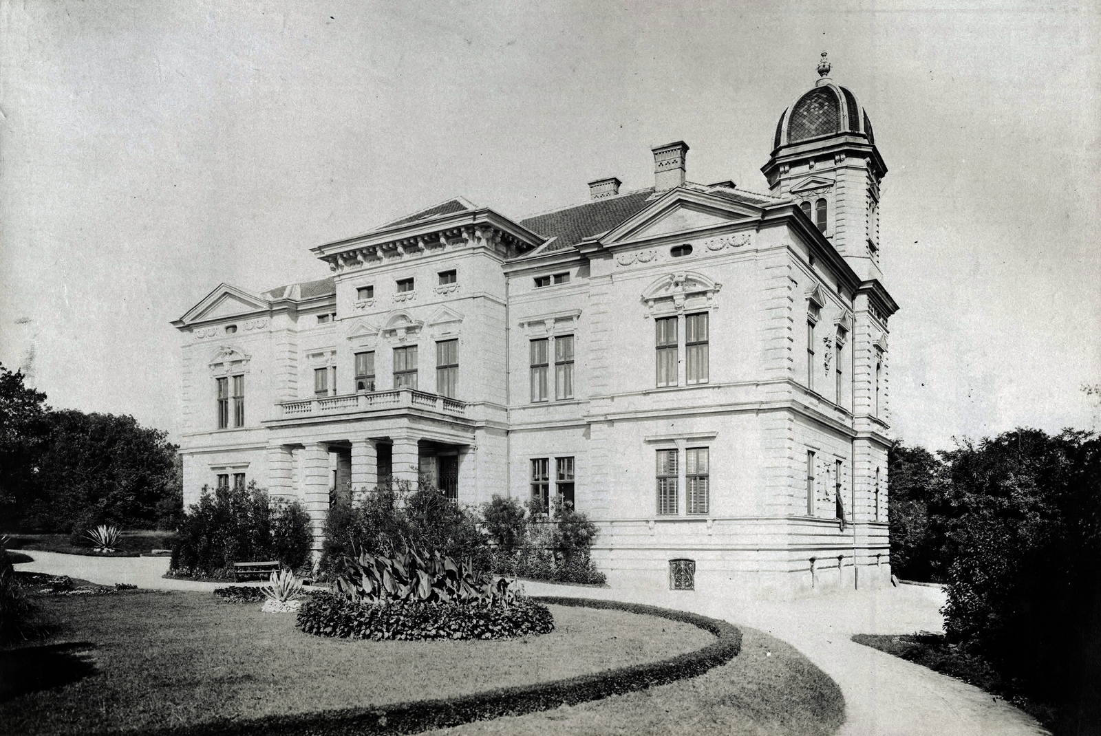 Hungary, Nagylózs, a Solymosy-kastély elölnézete. A felvétel 1895-1899 között készült. A kép forrását kérjük így adja meg: Fortepan / Budapest Főváros Levéltára. Levéltári jelzet: HU.BFL.XV.19.d.1.11.176, 1900, Budapest Főváros Levéltára / Klösz György fényképei, Klösz György, castle, Fortepan #83268