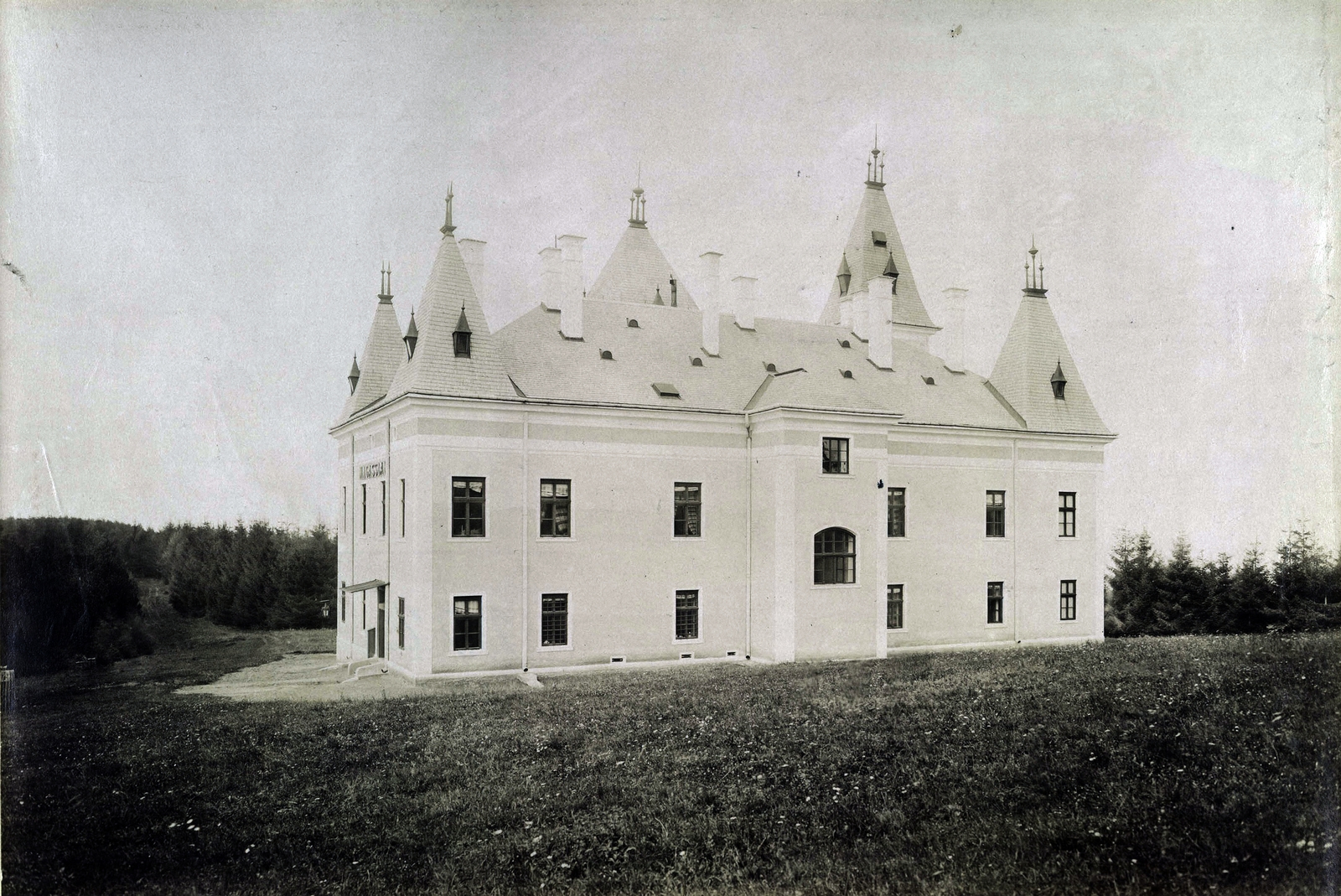 Románia,Erdély, Zichy Jenő gróf Felsőlugos közeli vadászkastélyának hátsó nézete. A felvétel 1895-1899 között készült. A kép forrását kérjük így adja meg: Fortepan / Budapest Főváros Levéltára. Levéltári jelzet: HU.BFL.XV.19.d.1.11.197, 1900, Budapest Főváros Levéltára / Klösz György fényképei, Klösz György, vadászház, Fortepan #83289