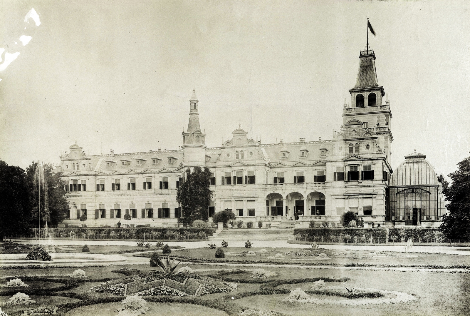 Magyarország, Szabadkígyós, Wenckheim-kastély. A felvétel 1895-1899 között készült. A kép forrását kérjük így adja meg: Fortepan / Budapest Főváros Levéltára. Levéltári jelzet: HU.BFL.XV.19.d.1.11.204, 1900, Budapest Főváros Levéltára / Klösz György fényképei, Klösz György, virágágyás, kastély, Fortepan #83296