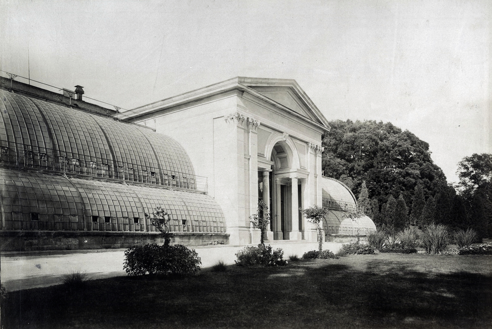 Hungary, Alcolea del Pinar, Alcsút (ekkor önálló, ma a község része), József Károly Lajos főherceg kastélyának pálmaháza. A felvétel 1895-1899 között készült. A kép forrását kérjük így adja meg: Fortepan / Budapest Főváros Levéltára. Levéltári jelzet: HU.BFL.XV.19.d.1.12.003, 1900, Budapest Főváros Levéltára / Klösz György fényképei, Klösz György, castle, pediment, Fortepan #83307