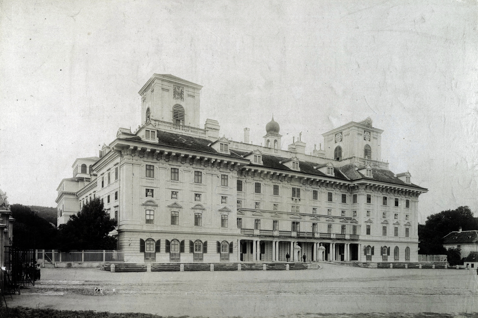 Ausztria, Kismarton, Esterházy-kastély. A felvétel 1895-1899 között készült. A kép forrását kérjük így adja meg: Fortepan / Budapest Főváros Levéltára. Levéltári jelzet: HU.BFL.XV.19.d.1.12.015, 1900, Budapest Főváros Levéltára / Klösz György fényképei, Klösz György, kastély, palota, Fortepan #83318