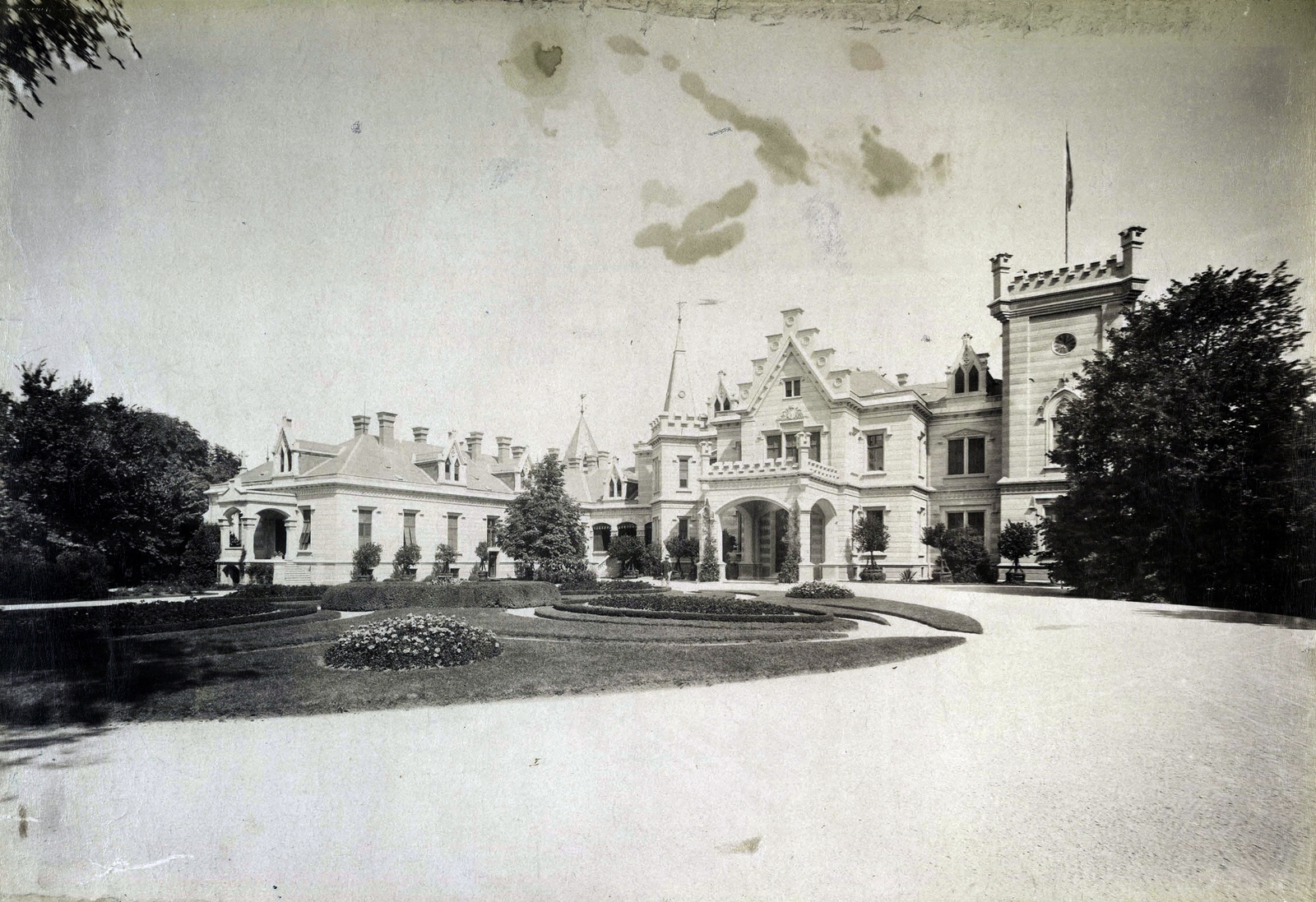 Hungary, Nádasdladány, a Nádasdy-kastély és parkja. A felvétel 1895-1899 között készült. A kép forrását kérjük így adja meg: Fortepan / Budapest Főváros Levéltára. Levéltári jelzet: HU.BFL.XV.19.d.1.12.019, 1900, Budapest Főváros Levéltára / Klösz György fényképei, Klösz György, damaged photo, castle, Fortepan #83323
