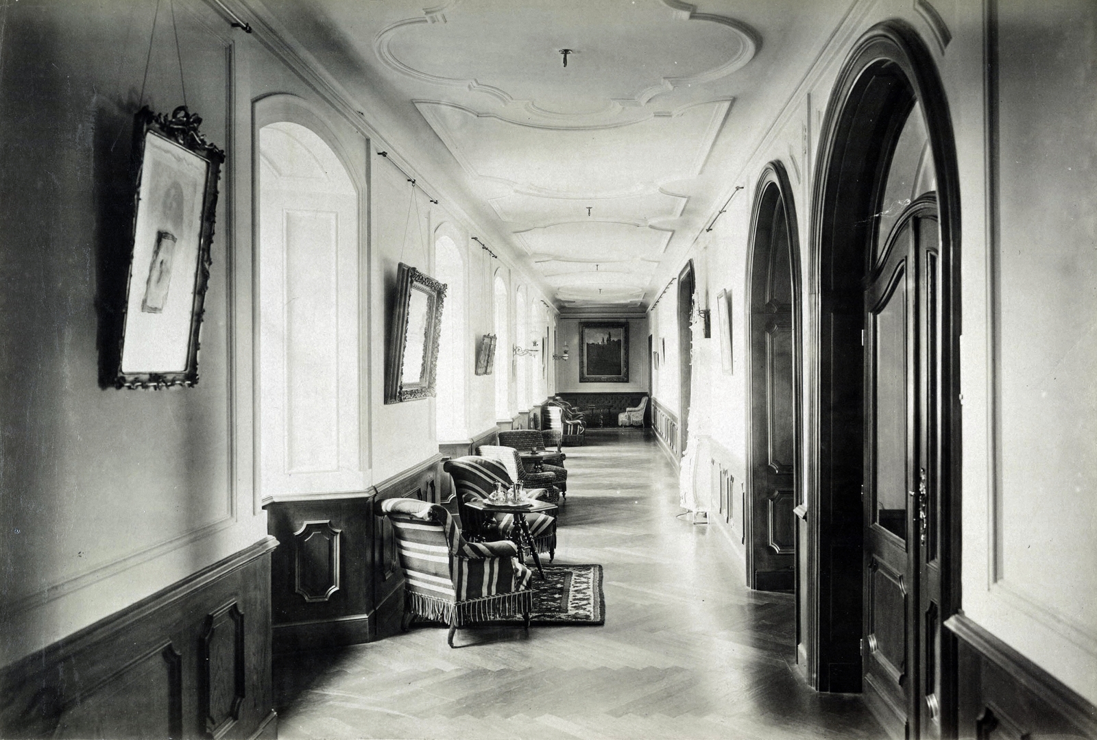 Hungary, Pázmánd, a Lyka-kastély folyosója. A felvétel 1895-1899 között készült. A kép forrását kérjük így adja meg: Fortepan / Budapest Főváros Levéltára. Levéltári jelzet: HU.BFL.XV.19.d.1.12.027, 1900, Budapest Főváros Levéltára / Klösz György fényképei, Klösz György, castle, Fortepan #83331