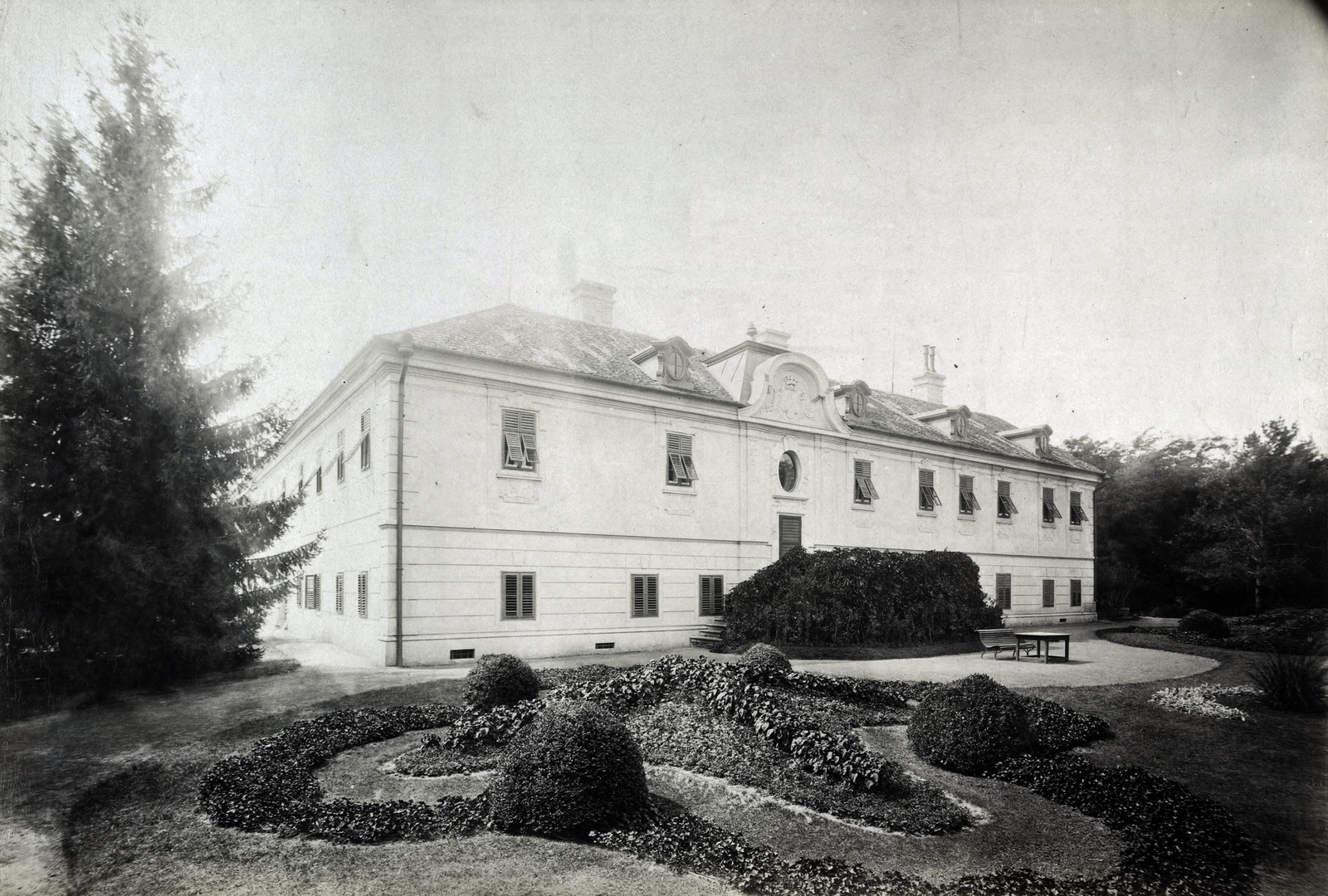 Hungary, Pázmánd, Lyka-kastély. A felvétel 1895-1899 között készült. A kép forrását kérjük így adja meg: Fortepan / Budapest Főváros Levéltára. Levéltári jelzet: HU.BFL.XV.19.d.1.12.029, 1900, Budapest Főváros Levéltára / Klösz György fényképei, Klösz György, flower bed, castle, Fortepan #83333