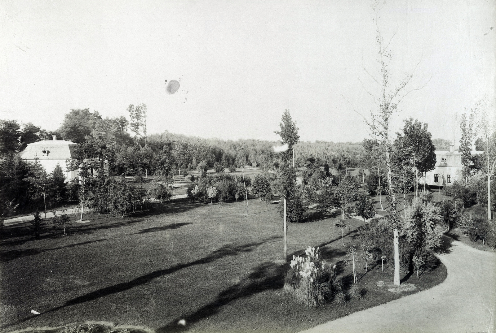 Hungary, Tóalmás, Beretvás Endre kastélya (Andrássy-kastély), parkrészlet. A felvétel 1895-1899 között készült. A kép forrását kérjük így adja meg: Fortepan / Budapest Főváros Levéltára. Levéltári jelzet: HU.BFL.XV.19.d.1.12.034, 1900, Budapest Főváros Levéltára / Klösz György fényképei, Klösz György, shadow, Fortepan #83338