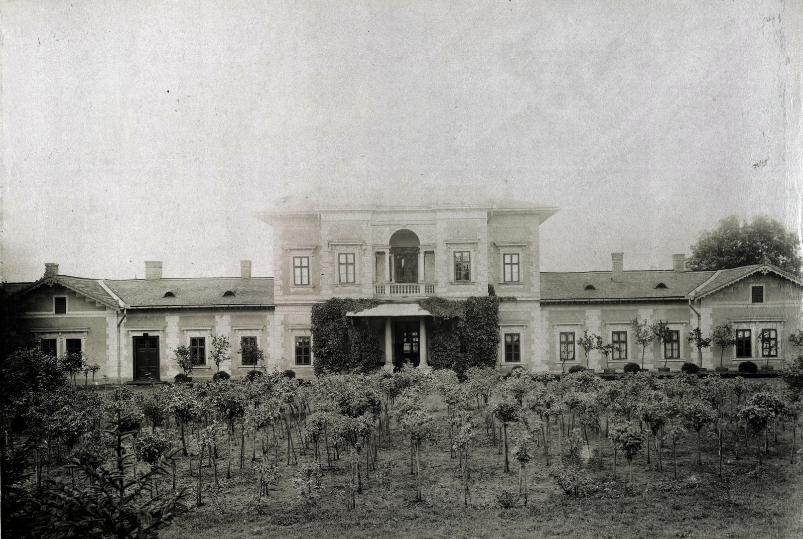 Hungary, Karácsond, a Beretvás-kastély elölnézete. A felvétel 1895-1899 között készült. A kép forrását kérjük így adja meg: Fortepan / Budapest Főváros Levéltára. Levéltári jelzet: HU.BFL.XV.19.d.1.12.044, 1900, Budapest Főváros Levéltára / Klösz György fényképei, Klösz György, castle, Fortepan #83348