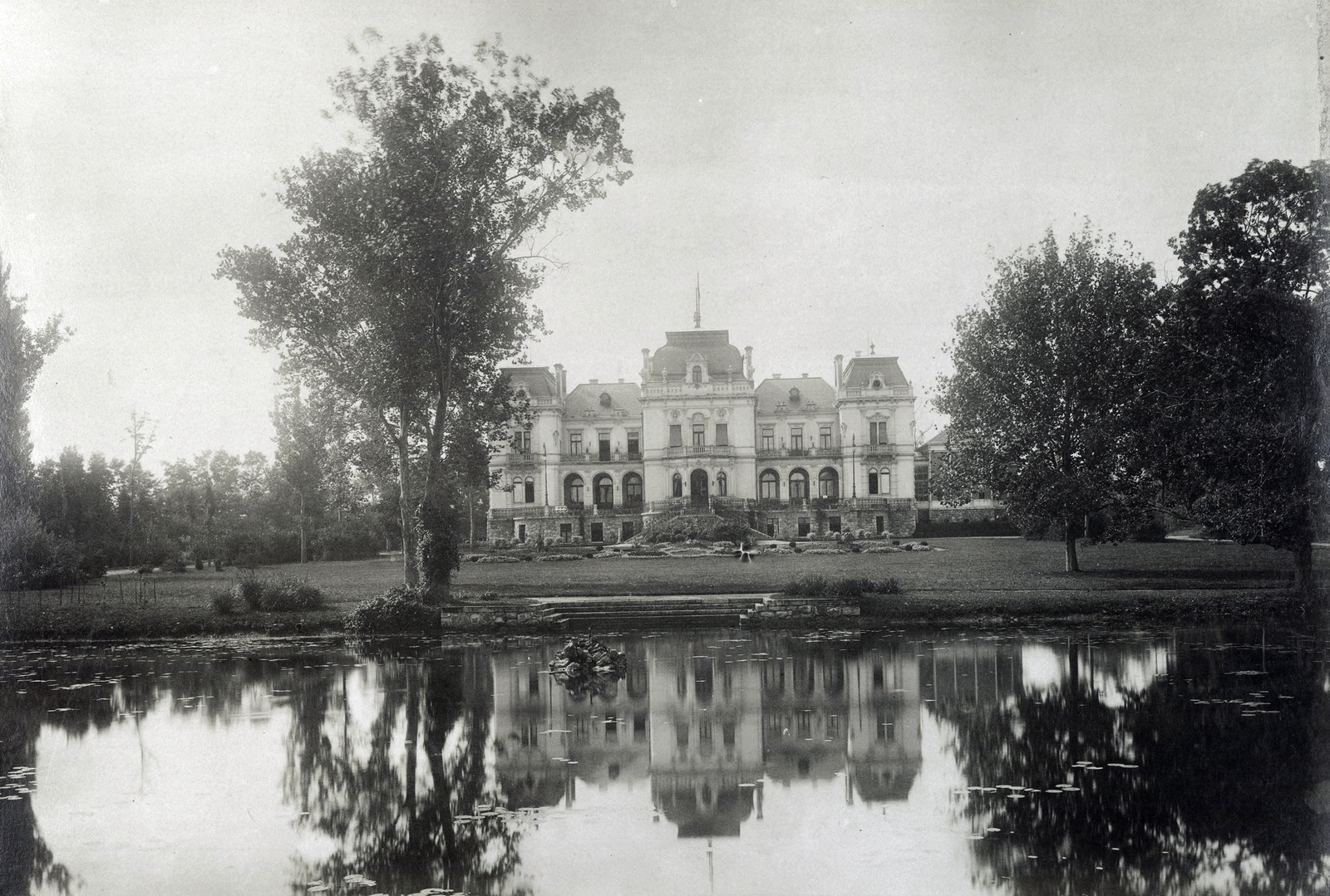 Hungary, Tóalmás, Beretvás Endre kastélya (Andrássy-kastély), a park felől nézve. A felvétel 1895-1899 között készült. A kép forrását kérjük így adja meg: Fortepan / Budapest Főváros Levéltára. Levéltári jelzet: HU.BFL.XV.19.d.1.12.048, 1900, Budapest Főváros Levéltára / Klösz György fényképei, Klösz György, castle, reflection, lake, Fortepan #83352