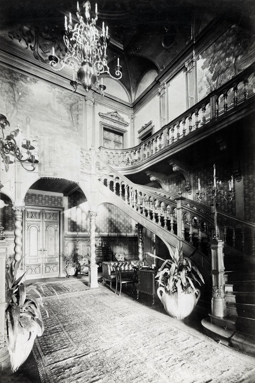 Hungary, Tóalmás, Beretvás Endre kastélya (Andrássy-kastély), lépcsőház. A felvétel 1895-1899 között készült. A kép forrását kérjük így adja meg: Fortepan / Budapest Főváros Levéltára. Levéltári jelzet: HU.BFL.XV.19.d.1.12.049, 1900, Budapest Főváros Levéltára / Klösz György fényképei, Klösz György, interior, chandelier, Fortepan #83353