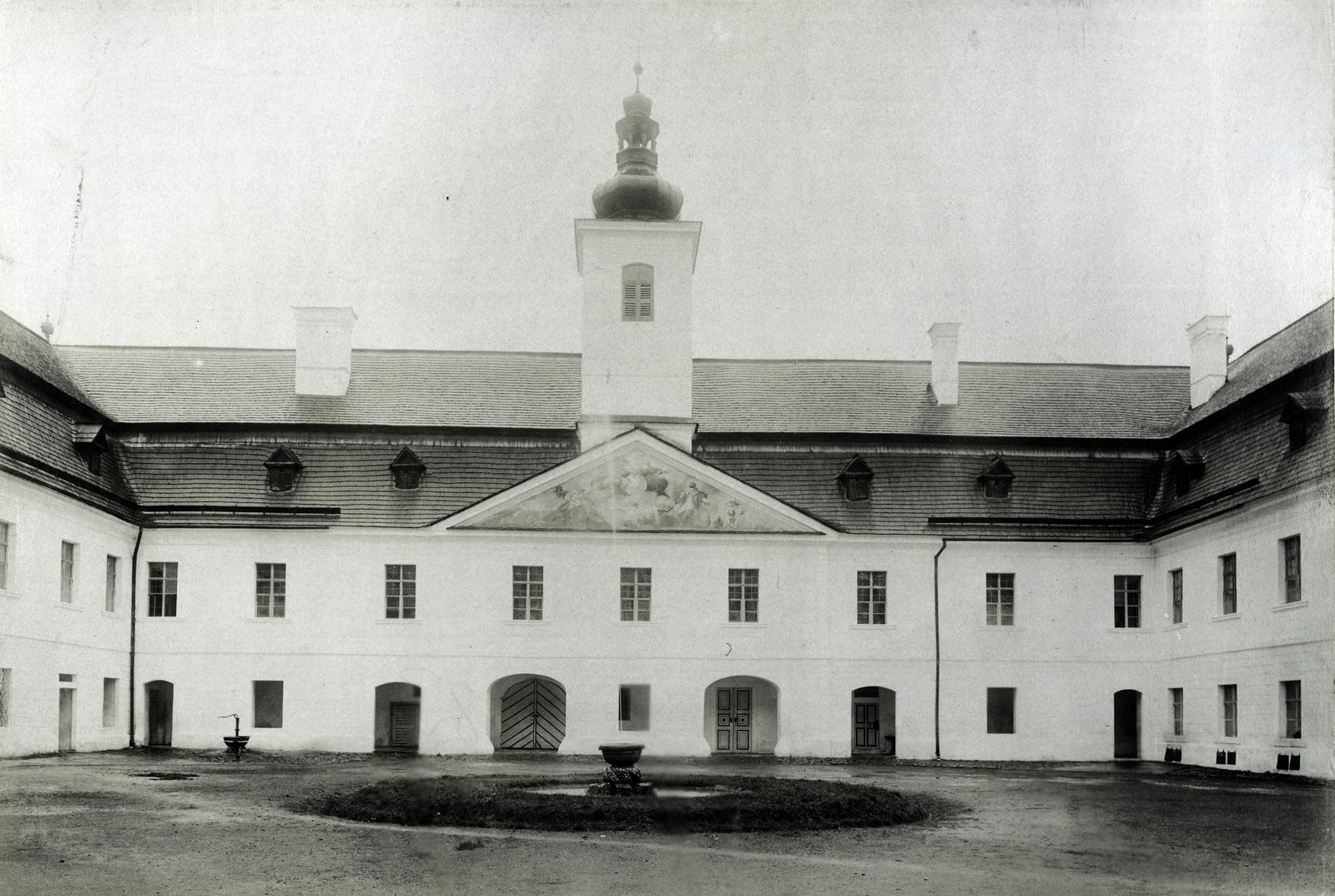 Slovakia, Great Saint Bernard Pass, Coburg Fülöp herceg kastélyának belső udvara. Szemben a kastély kápolnája. A felvétel 1895-1899 között készült. A kép forrását kérjük így adja meg: Fortepan / Budapest Főváros Levéltára. Levéltári jelzet: HU.BFL.XV.19.d.1.12.064, 1900, Budapest Főváros Levéltára / Klösz György fényképei, Klösz György, Baroque-style, Classicism, mansion, pediment, Fortepan #83368