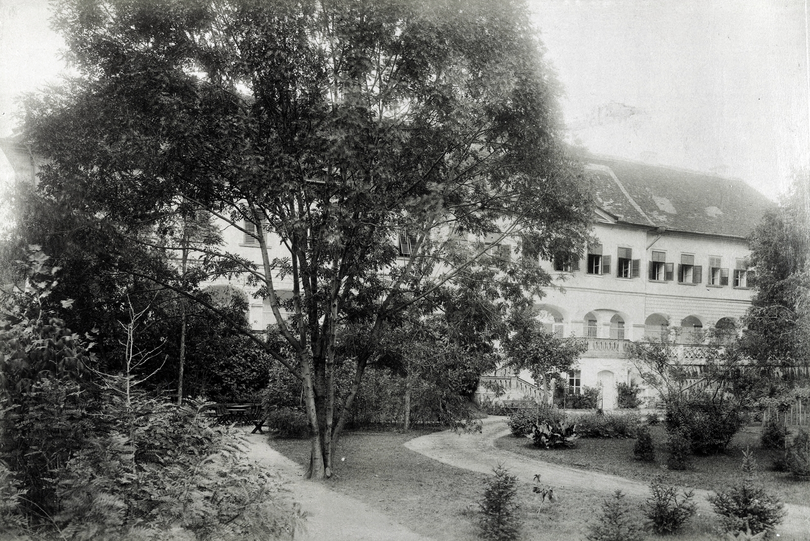 Hungary, Aszód, Podmaniczky-kastély. A felvétel 1895-1899 között készült. A kép forrását kérjük így adja meg: Fortepan / Budapest Főváros Levéltára. Levéltári jelzet: HU.BFL.XV.19.d.1.12.069, 1900, Budapest Főváros Levéltára / Klösz György fényképei, Klösz György, venetian blind, mansion, Fortepan #83373