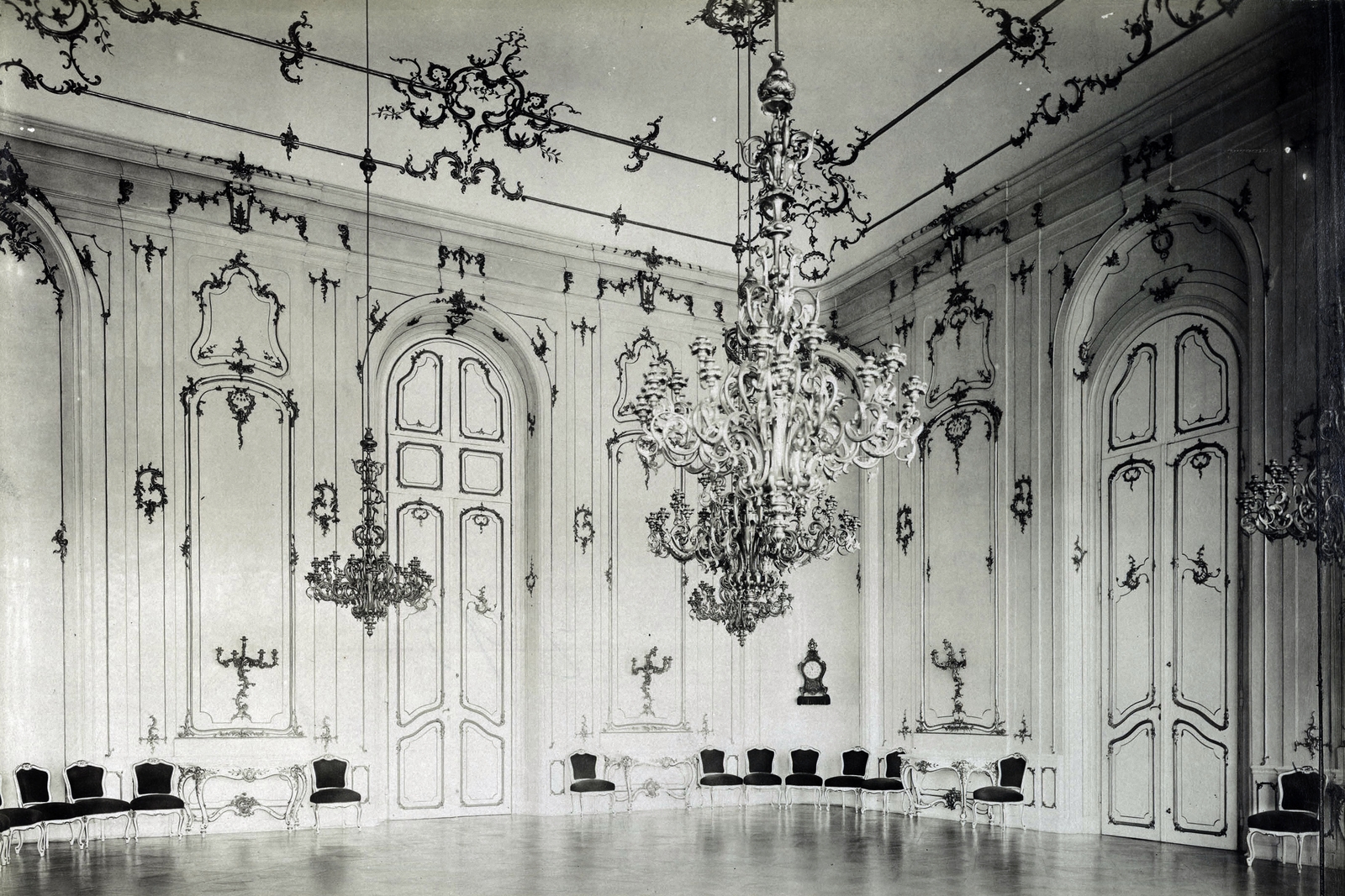 Hungary, Gödöllő, Gödöllői Királyi Kastély nagyterme. A felvétel 1895-1899 között készült. A kép forrását kérjük így adja meg: Fortepan / Budapest Főváros Levéltára. Levéltári jelzet: HU.BFL.XV.19.d.1.12.075, 1900, Budapest Főváros Levéltára / Klösz György fényképei, Klösz György, interior, chandelier, Baroque-style, chair, castle interior, ornamental veneer, Fortepan #83379