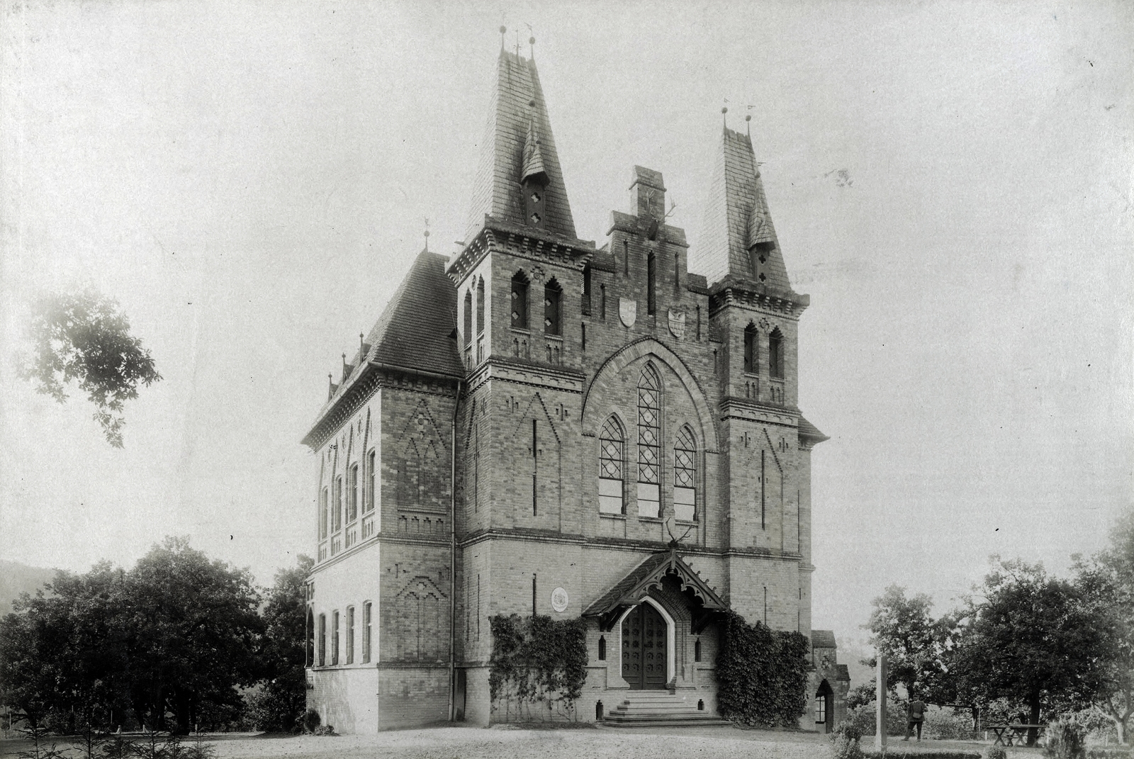 Hungary, Galgamácsa, a királyi vadászkastély homlokzata. A felvétel 1895-1899 között készült. A kép forrását kérjük így adja meg: Fortepan / Budapest Főváros Levéltára. Levéltári jelzet: HU.BFL.XV.19.d.1.12.077, 1900, Budapest Főváros Levéltára / Klösz György fényképei, Klösz György, castle, Fortepan #83381