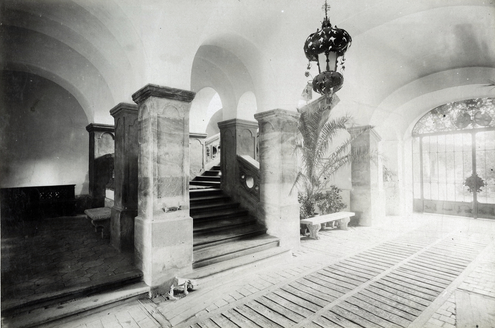 Slovakia, Halič, várkastély (ekkor Wenckheim Ferenc tulajdona), lépcsőház. A felvétel 1898 után készült. A kép forrását kérjük így adja meg: Fortepan / Budapest Főváros Levéltára. Levéltári jelzet: HU.BFL.XV.19.d.1.12.084, 1900, Budapest Főváros Levéltára / Klösz György fényképei, Klösz György, interior, Baroque-style, palace, castle, Andreas Mayerhoffer-design, Fortepan #83388