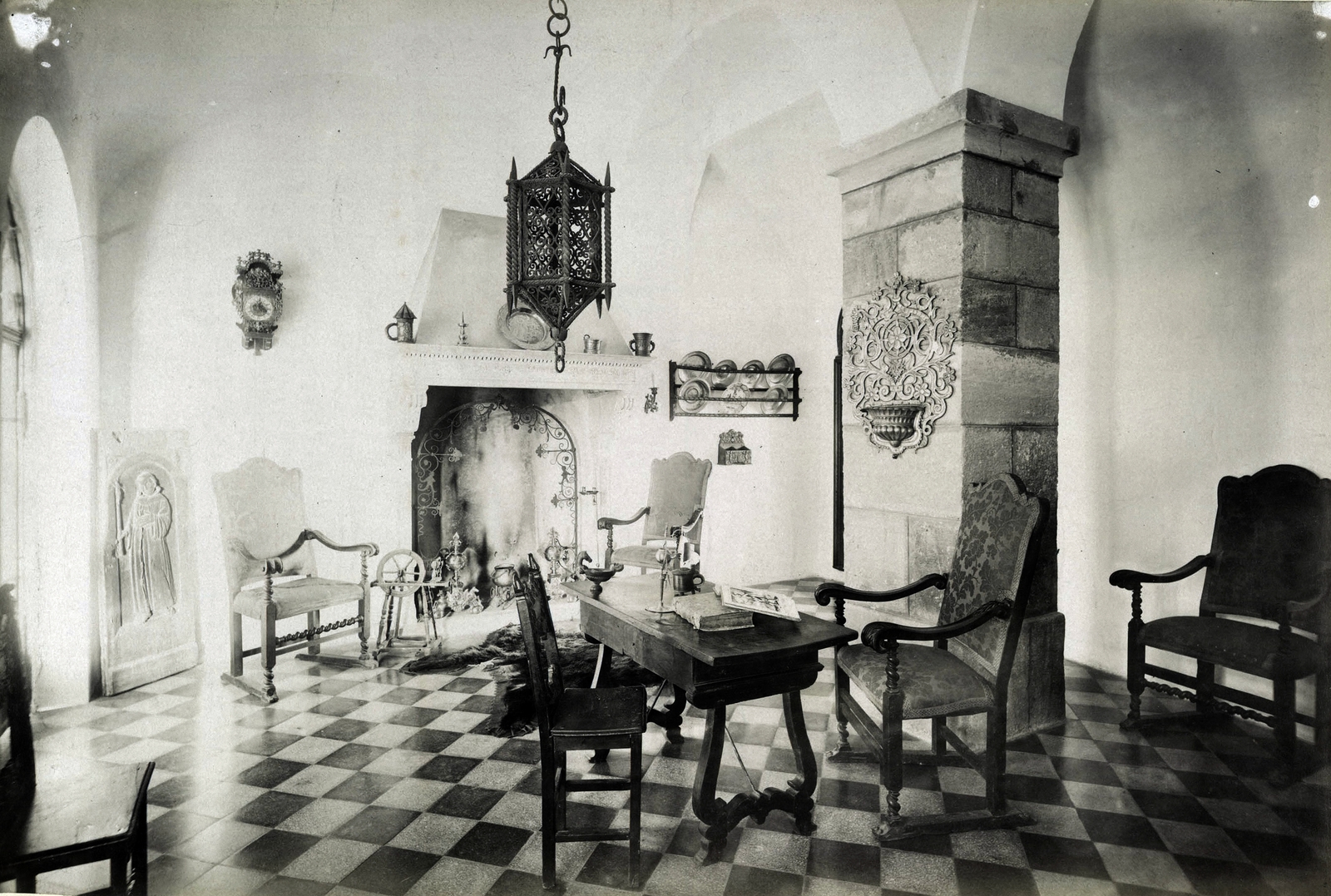 Slovakia, Halič, várkastély (ekkor Wenckheim Ferenc tulajdona), "Faust szoba". A felvétel 1898 után készült. A kép forrását kérjük így adja meg: Fortepan / Budapest Főváros Levéltára. Levéltári jelzet: HU.BFL.XV.19.d.1.12.086, 1900, Budapest Főváros Levéltára / Klösz György fényképei, Klösz György, relief, fireplace, interior, spinning wheel, Fortepan #83390
