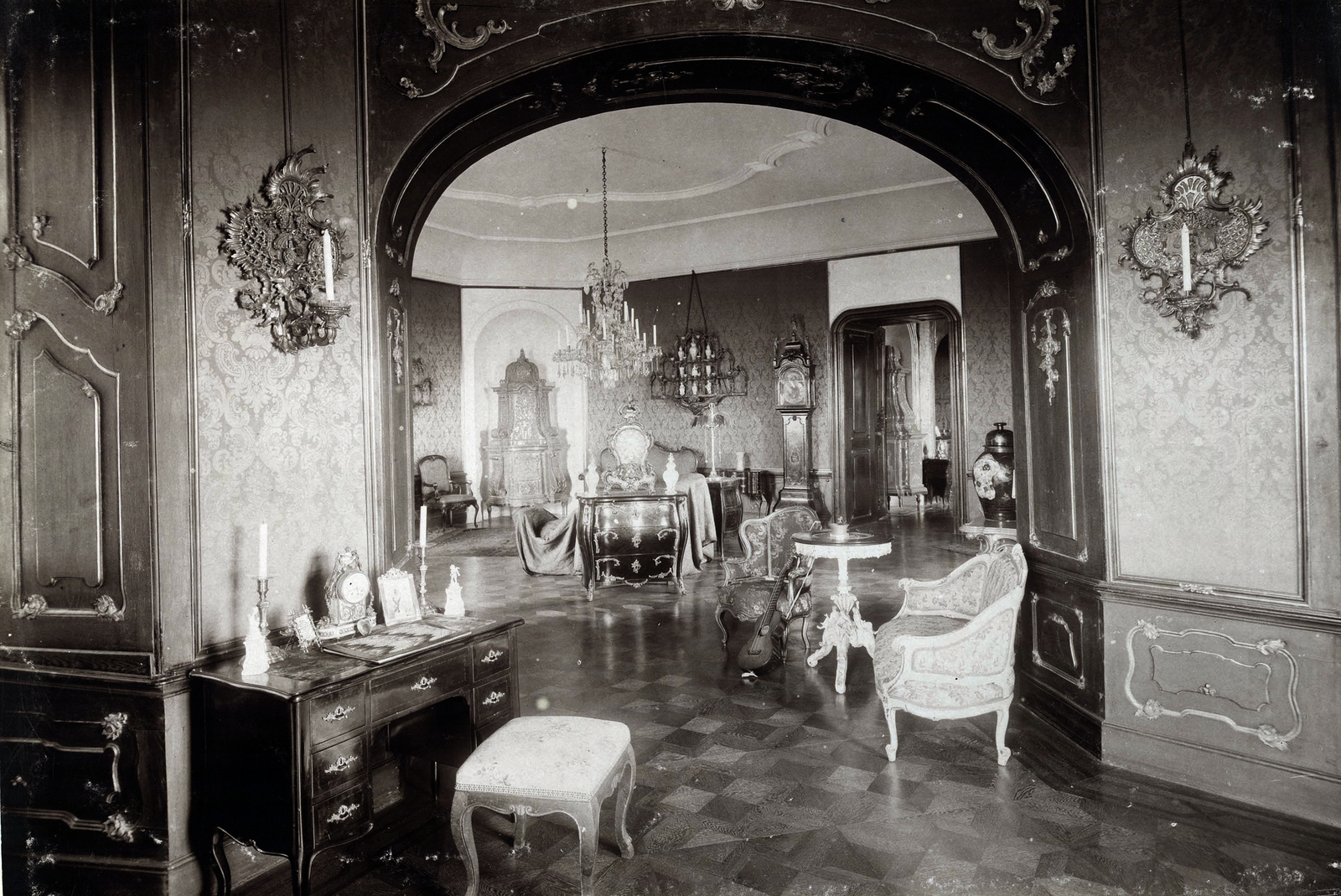 Slovakia, Halič, várkastély (ekkor Wenckheim Ferenc tulajdona), szalon . A felvétel 1898 után készült. A kép forrását kérjük így adja meg: Fortepan / Budapest Főváros Levéltára. Levéltári jelzet: HU.BFL.XV.19.d.1.12.087, 1900, Budapest Főváros Levéltára / Klösz György fényképei, Klösz György, tile stove, interior, chandelier, Baroque-style, palace, grandfather clock, castle, Fortepan #83391