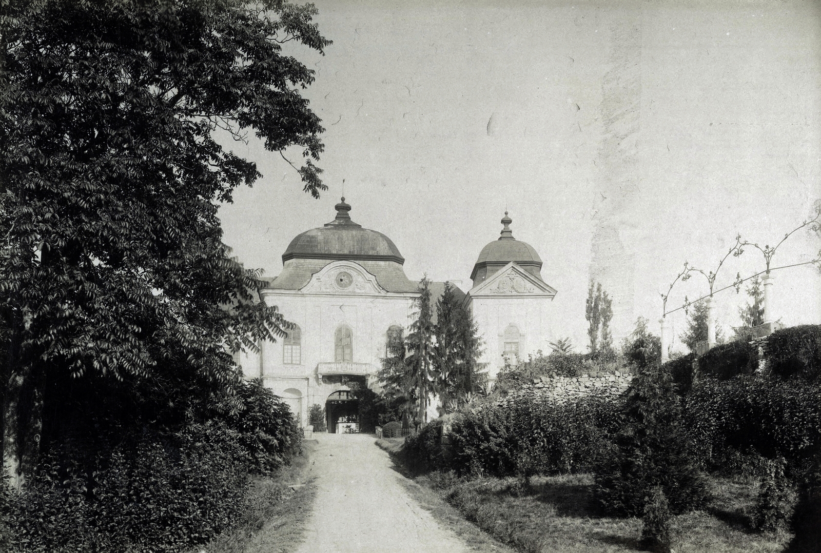 Szlovákia, Gács, várkastély (ekkor Wenckheim Ferenc tulajdona). A felvétel 1898 után készült. A kép forrását kérjük így adja meg: Fortepan / Budapest Főváros Levéltára. Levéltári jelzet: HU.BFL.XV.19.d.1.12.090, 1900, Budapest Főváros Levéltára / Klösz György fényképei, Klösz György, barokk-stílus, palota, várkastély, Andreas Mayerhoffer-terv, Fortepan #83395